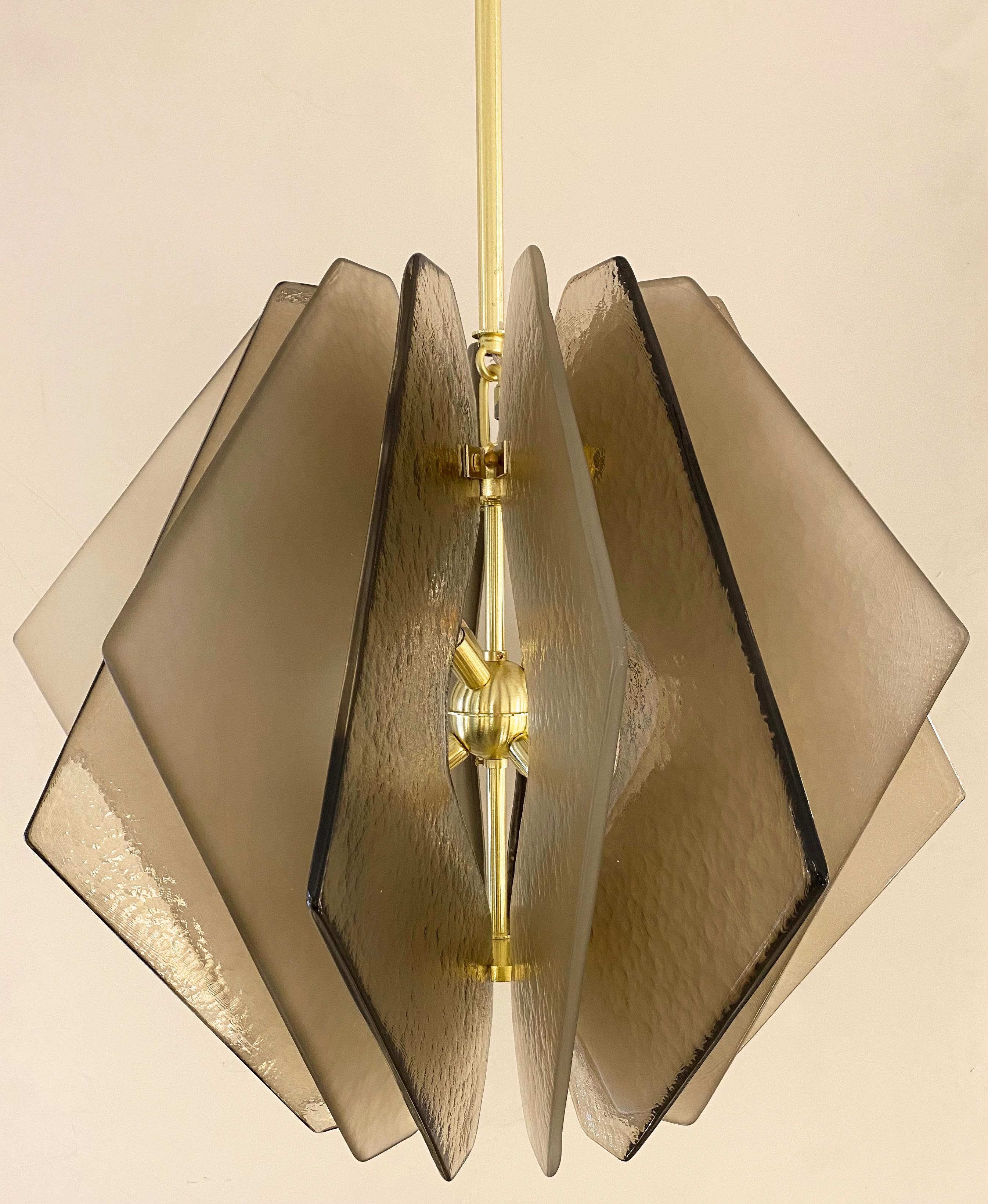 Contemporary Italian Beige Textured Murano Glass Satin Brass Pendelleuchte/Chandelier (Gebürstet) im Angebot