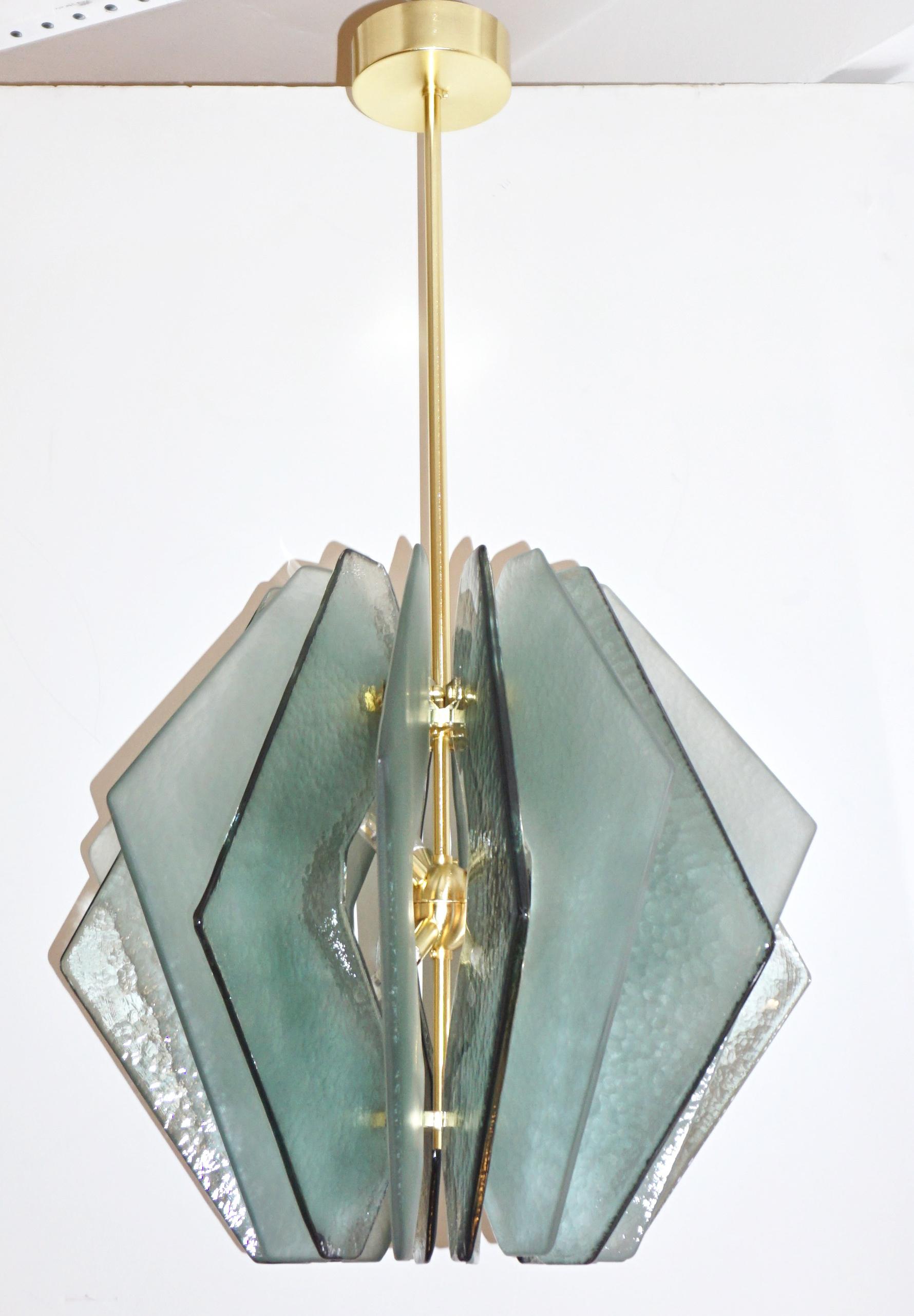 Contemporary Italian Beige Textured Murano Glass Satin Brass Pendelleuchte/Chandelier (Messing) im Angebot