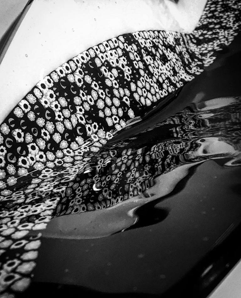 Une œuvre d'art en verre Murano, une longue pièce maîtresse au design organique et moderne aux lignes sinueuses : une grande qualité d'exécution utilisant la technique sophistiquée de la fusion du verre avec une mosaïque transparente de murrine