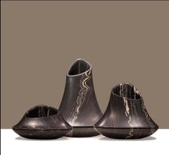 Zeitgenössische italienische Vase aus schwarzem Marmor, entworfen von Ora Ito