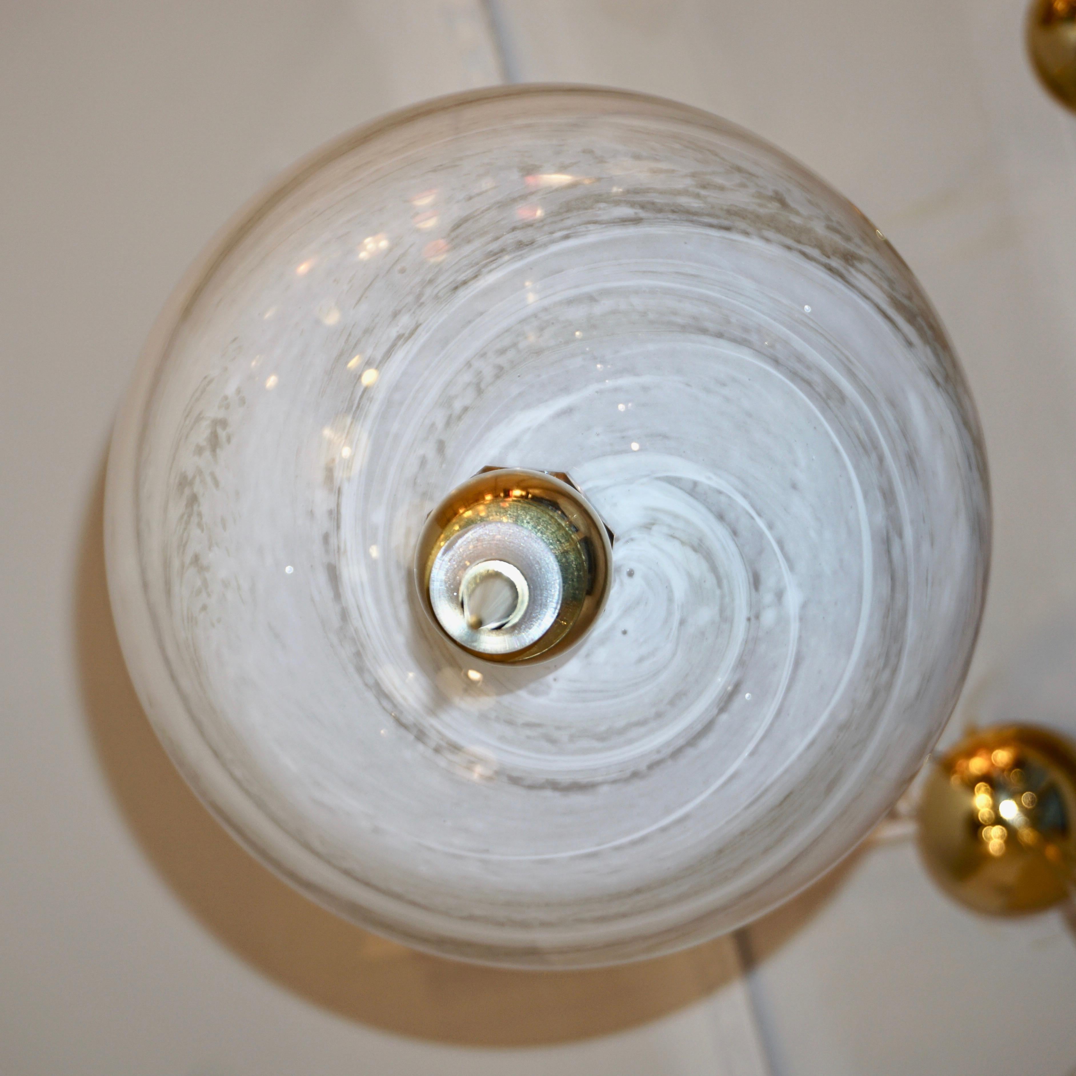 Organique Lampe à suspension ronde italienne contemporaine en laiton et verre albâtre blanc crème en vente