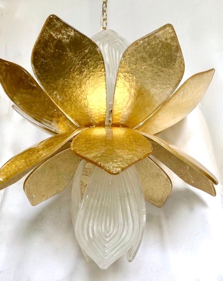 Dépoli Lustre à suspension italien contemporain en laiton avec fleurs en verre de Murano en feuille d'or en vente