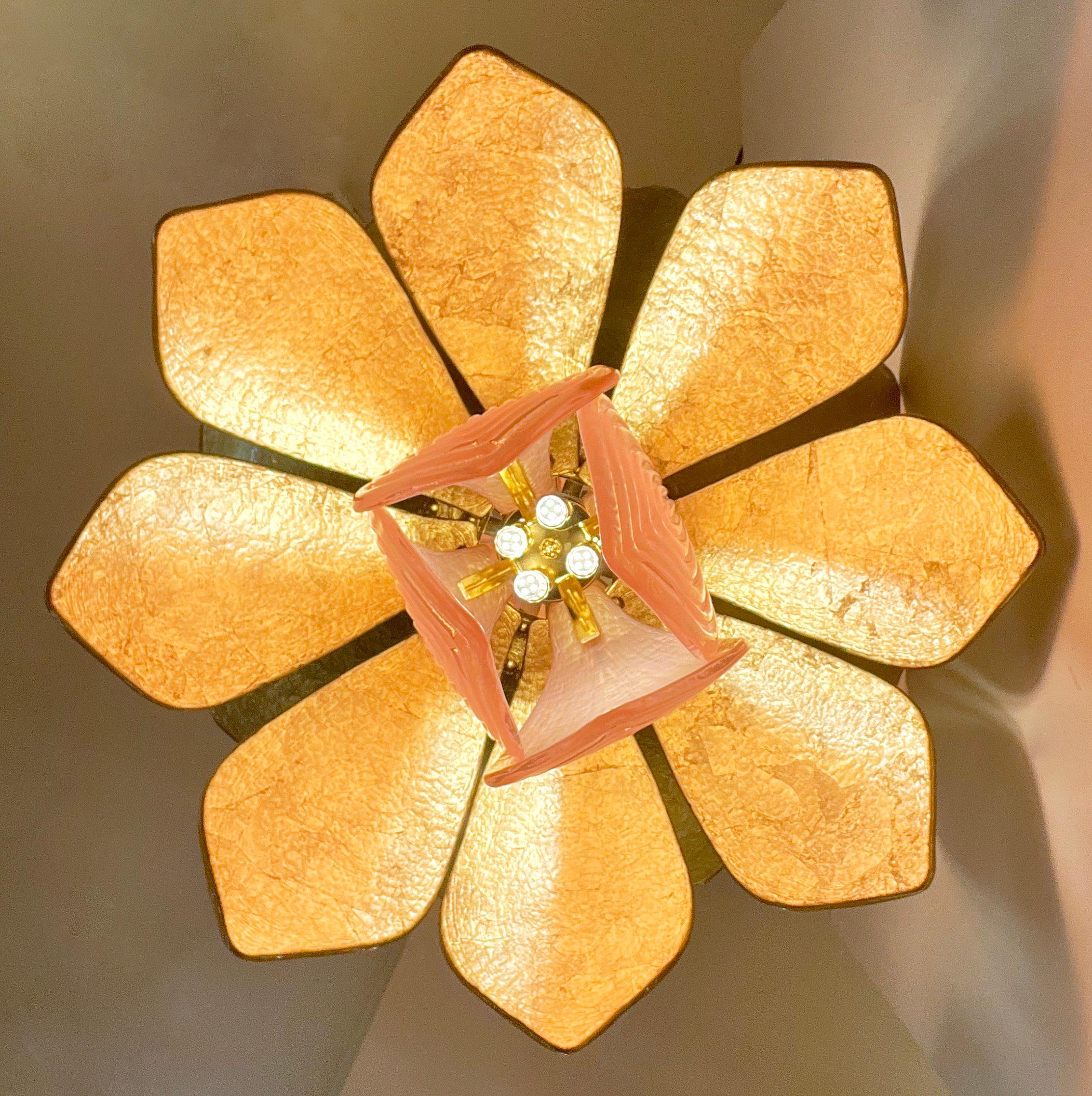 Fait main Lustre italien contemporain en laiton avec fleur en verre de Murano en forme de feuille d'or rose en vente