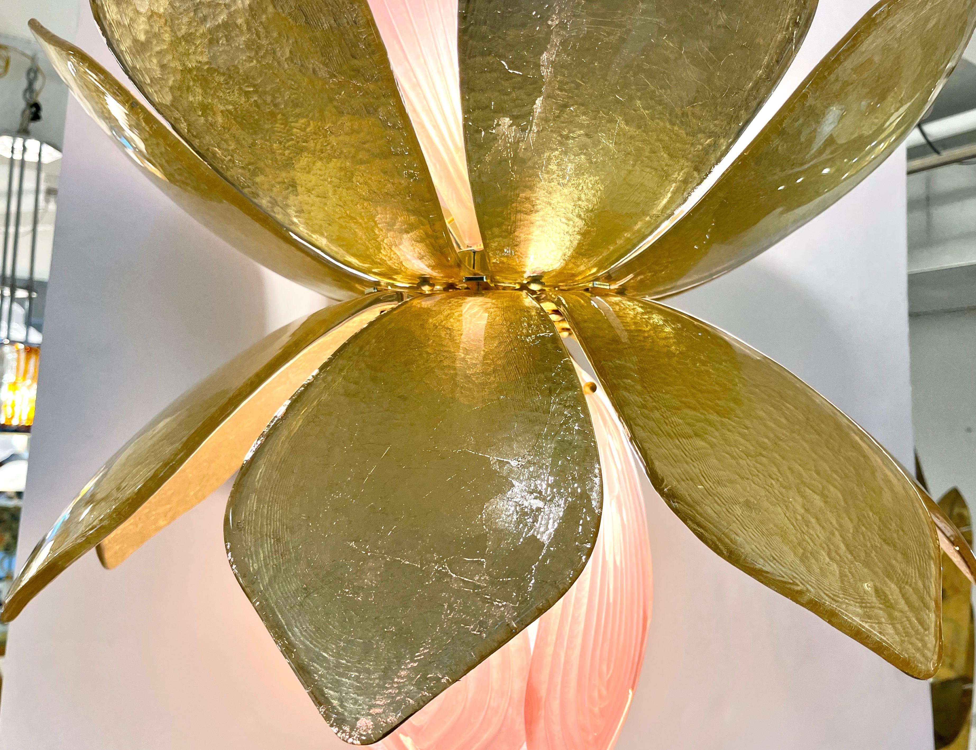 XXIe siècle et contemporain Lustre italien contemporain en laiton avec fleur en verre de Murano en forme de feuille d'or rose en vente