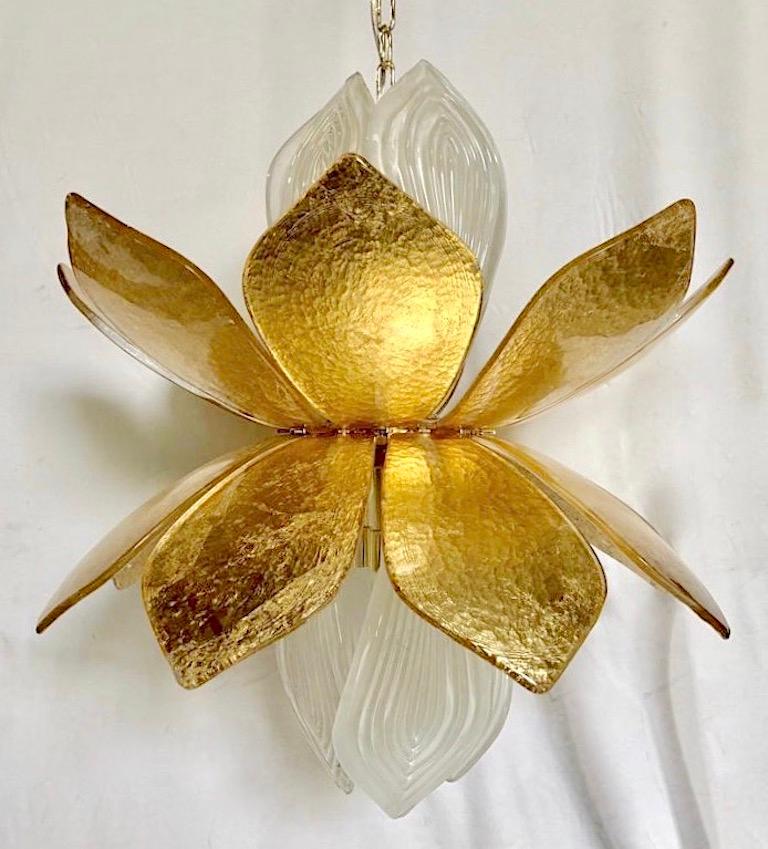 Zeitgenössische italienische Messing Rosa Blattgold Murano Glas Blume Kronleuchter Anhänger im Angebot 1