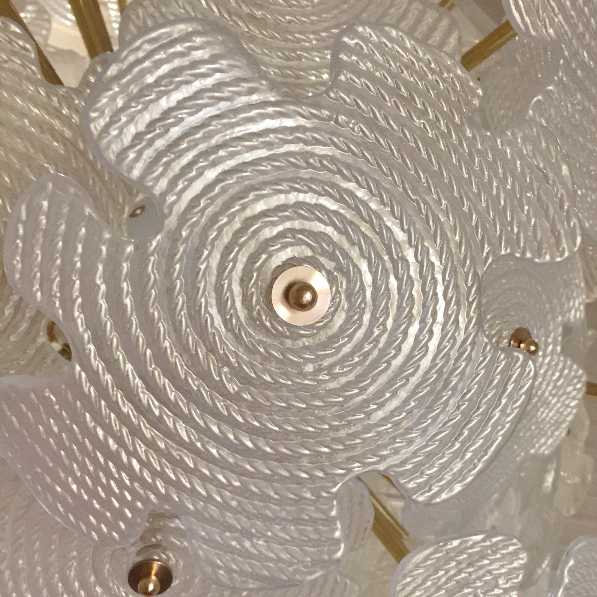 Zeitgenössischer italienischer Blumen-Sputnik-Kronleuchter aus Messing und satiniertem weißem Muranoglas (Moderne der Mitte des Jahrhunderts) im Angebot