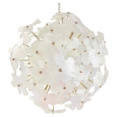Lustre italien contemporain en laiton et verre de Murano blanc satiné à fleurs Spoutnik