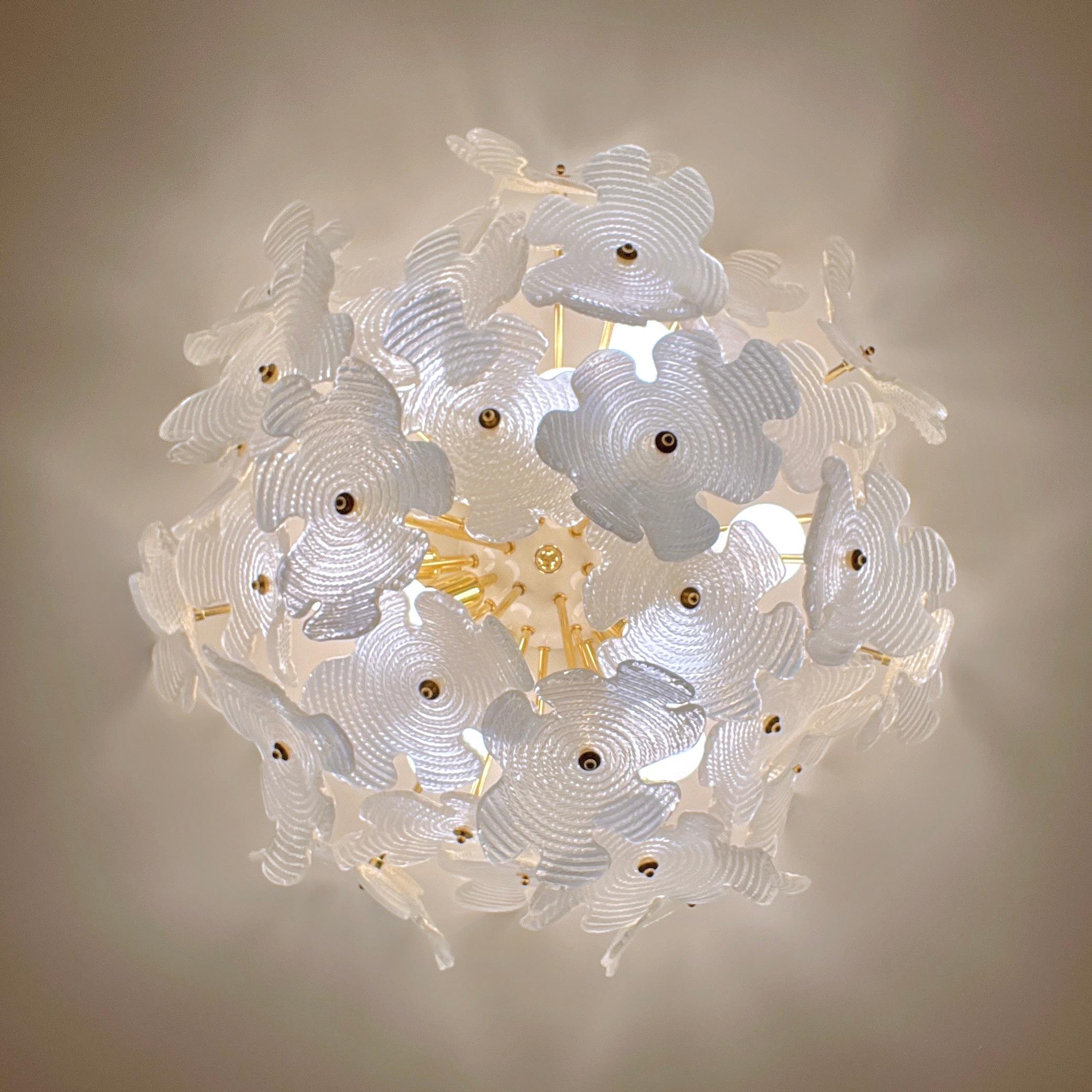 Eine sehr elegante Sputnik Unterputzdose, großartig für die Eleganz und Größe, komplett handgefertigt in Italien, mit einem Halbmond-Design zeigt exquisite Details der Konstruktion und hohe Qualität der Handwerkskunst. Eine zentrale Kugel aus
