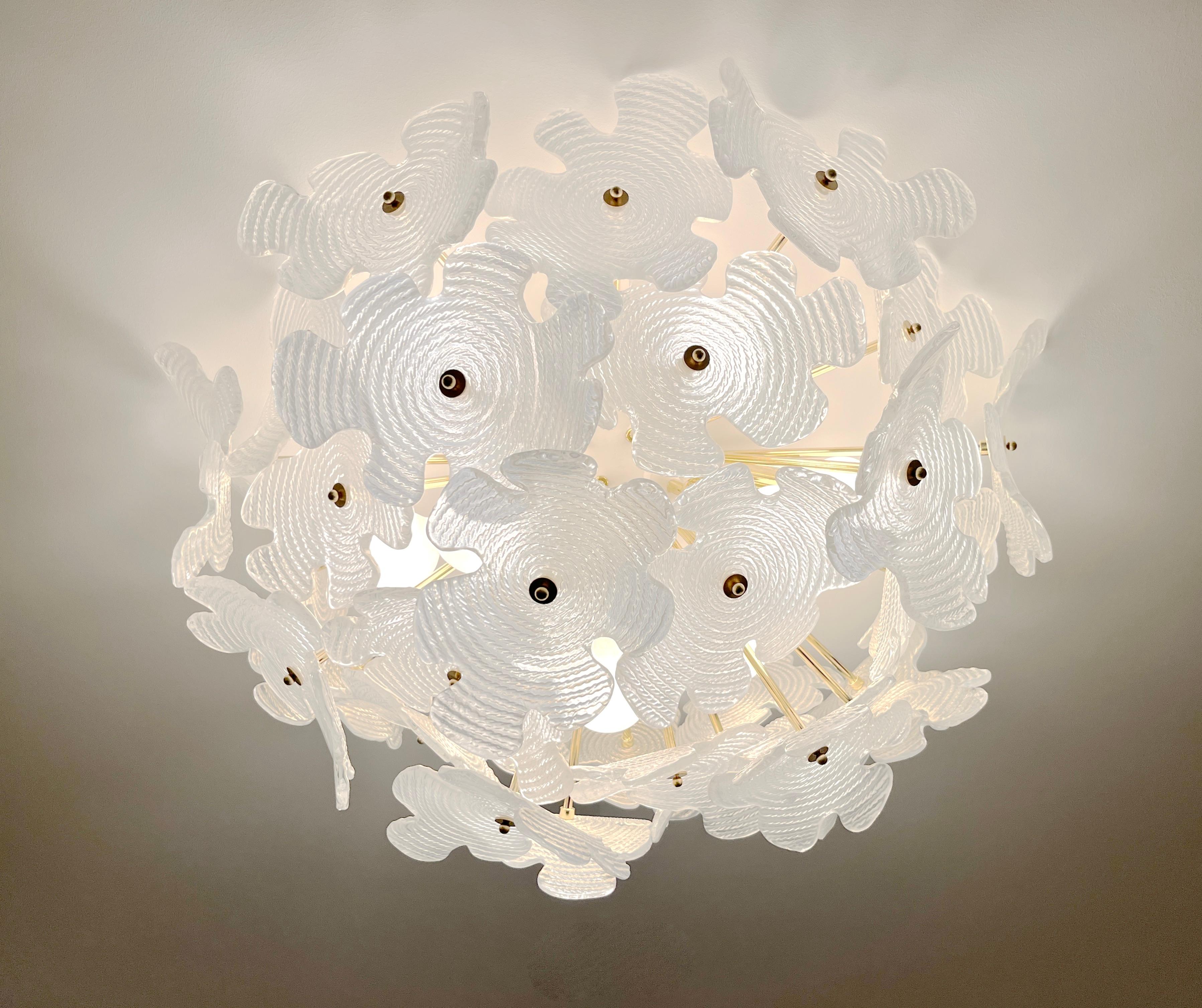 Contemporary Italian Brass & Satin White Murano Glass Flower Sputnik Flushmount (Moderne der Mitte des Jahrhunderts) im Angebot