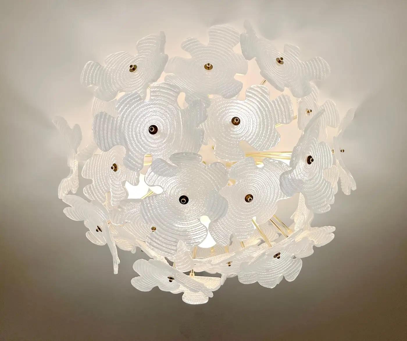 Flushmount Contemporáneo Italiano de Latón y Cristal de Murano Blanco Satinado Flor Sputnik Moderno de mediados de siglo en venta