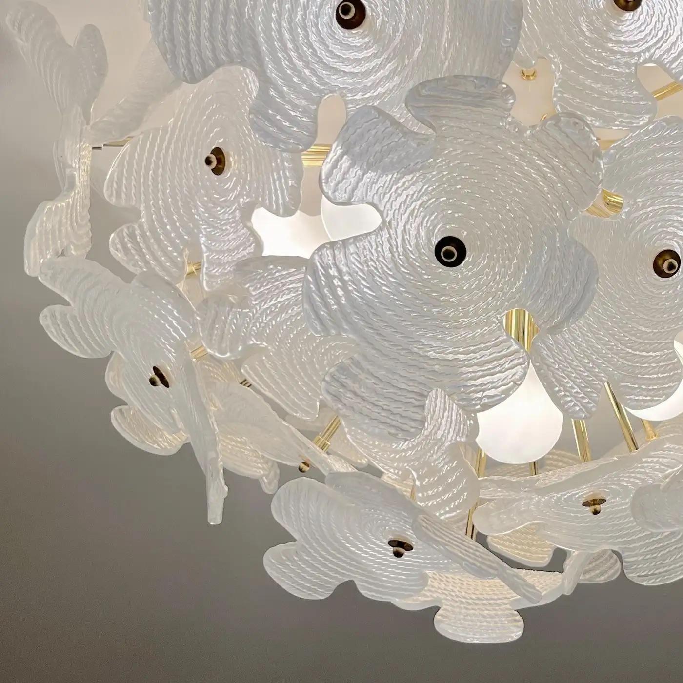 Flushmount Contemporáneo Italiano de Latón y Cristal de Murano Blanco Satinado Flor Sputnik Hecho a mano en venta