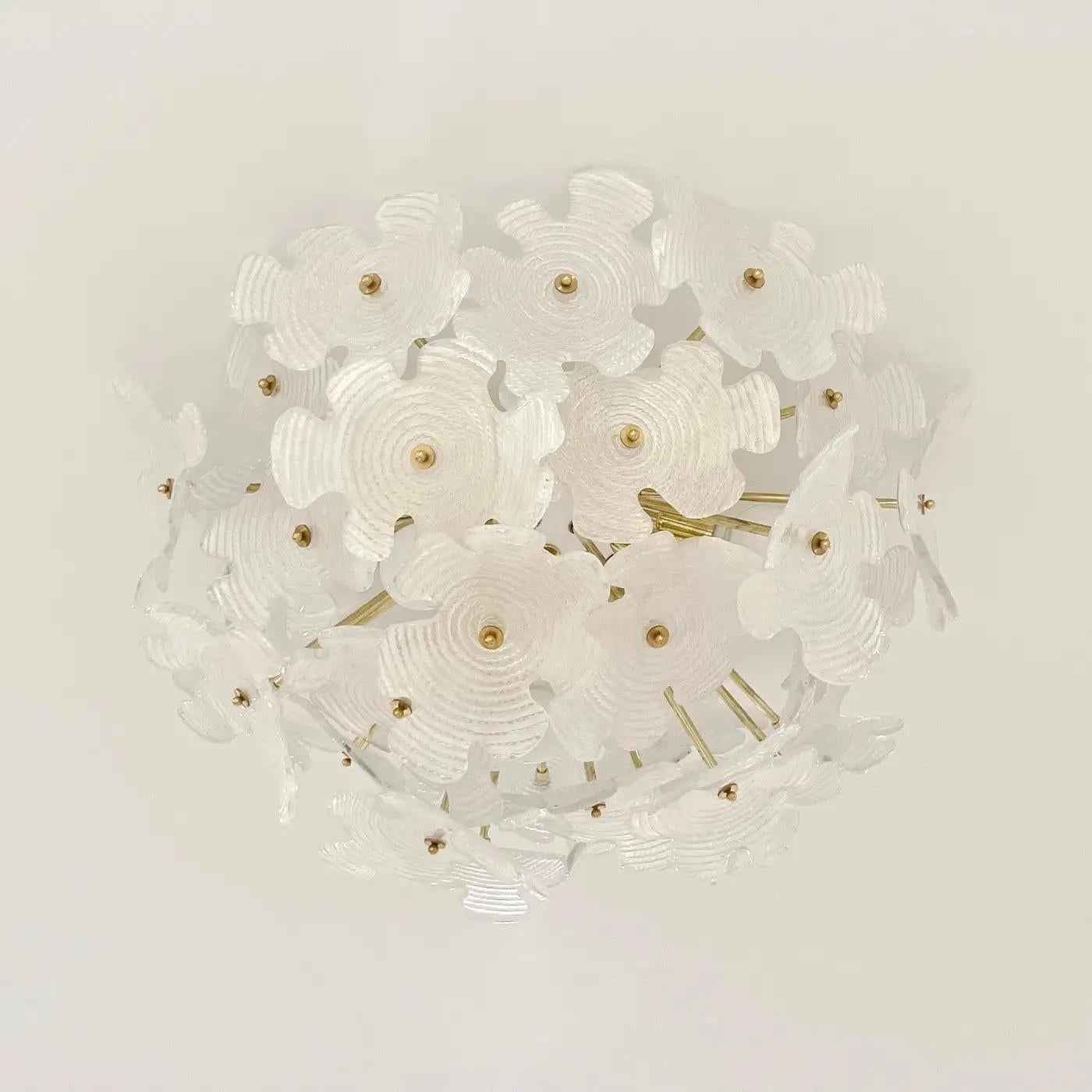 Flushmount Contemporáneo Italiano de Latón y Cristal de Murano Blanco Satinado Flor Sputnik en Nuevo estado para la venta en New York, NY
