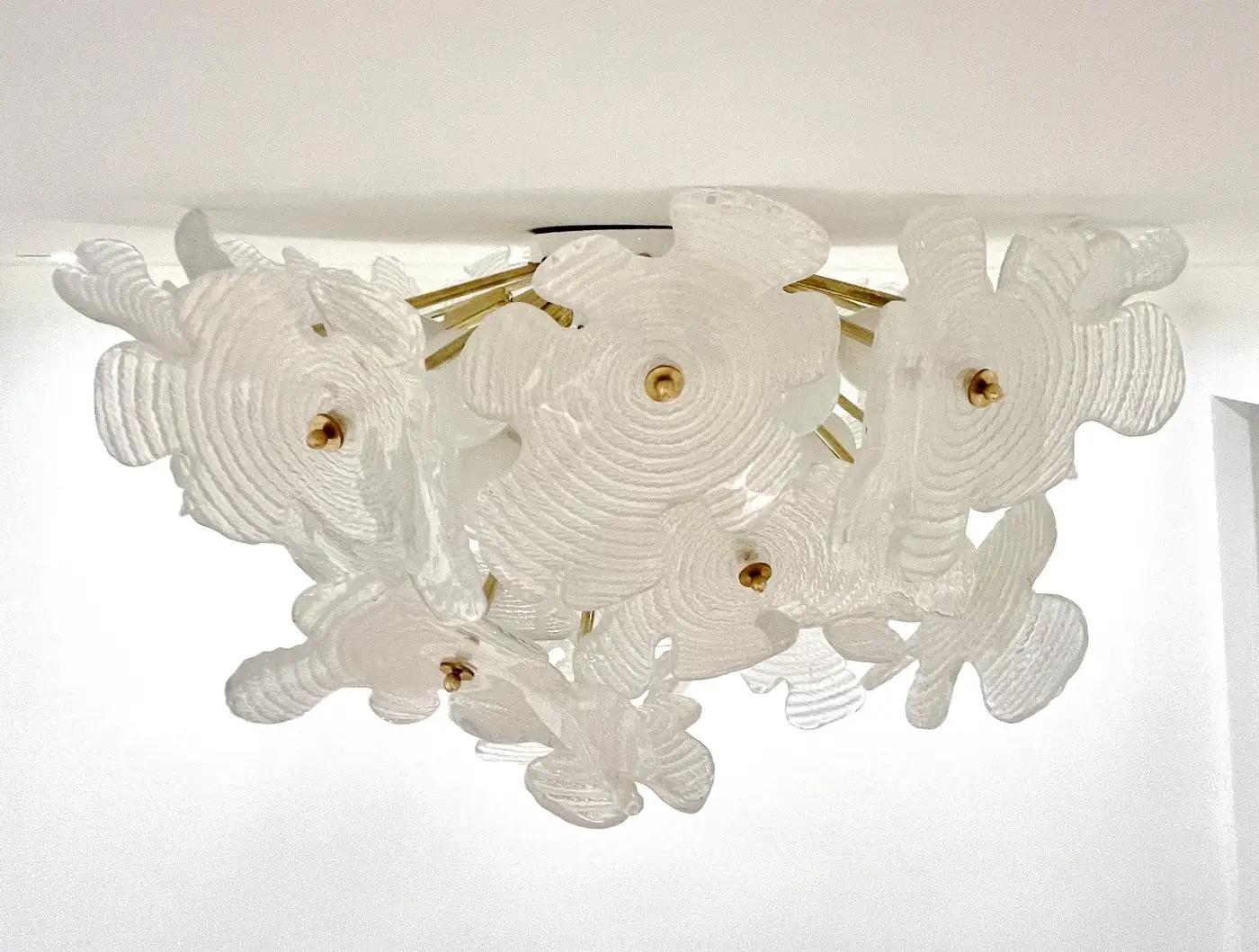 Flushmount Contemporáneo Italiano de Latón y Cristal de Murano Blanco Satinado Flor Sputnik Siglo XXI y contemporáneo en venta
