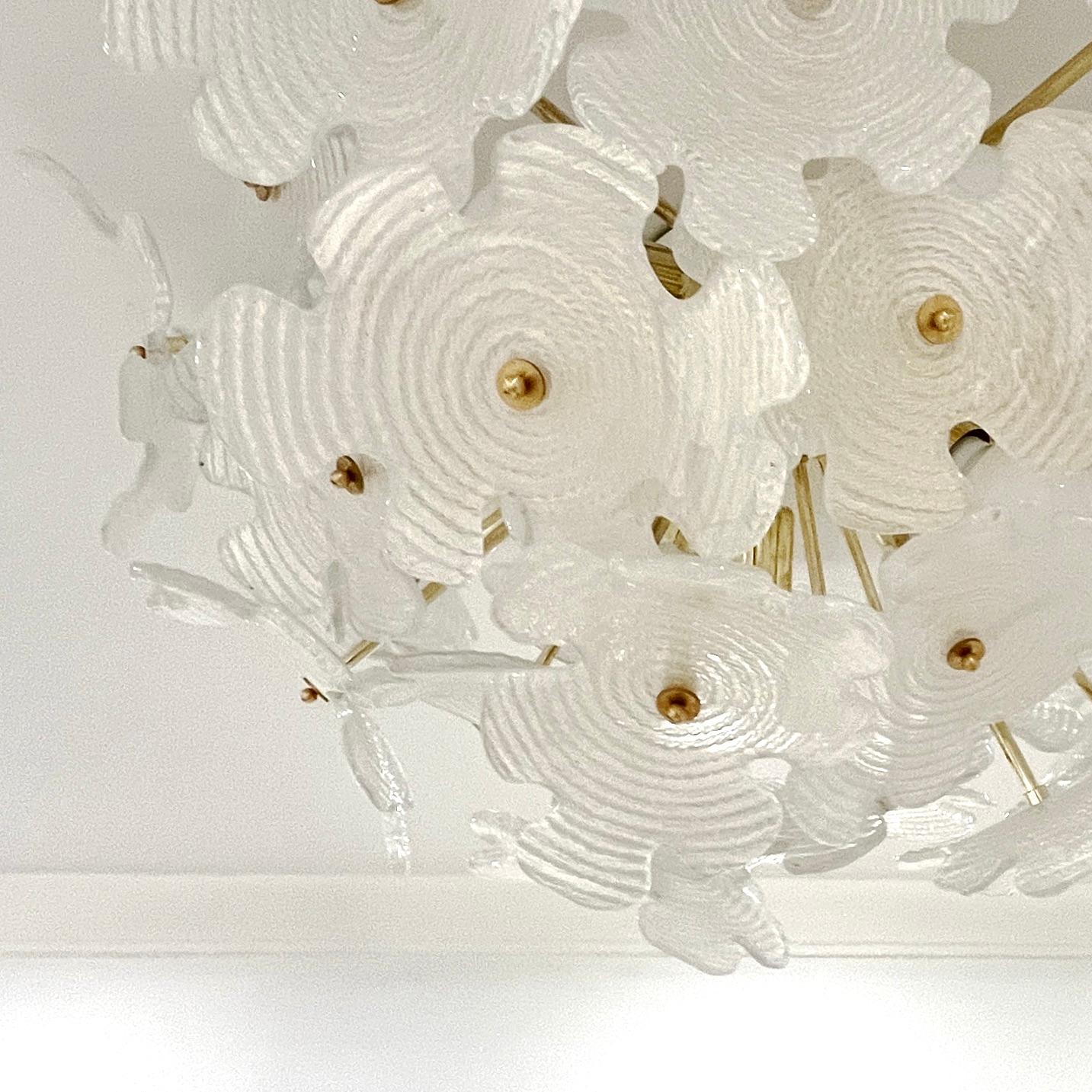 Contemporary Italian Brass & Satin White Murano Glass Flower Sputnik Flushmount (21. Jahrhundert und zeitgenössisch) im Angebot