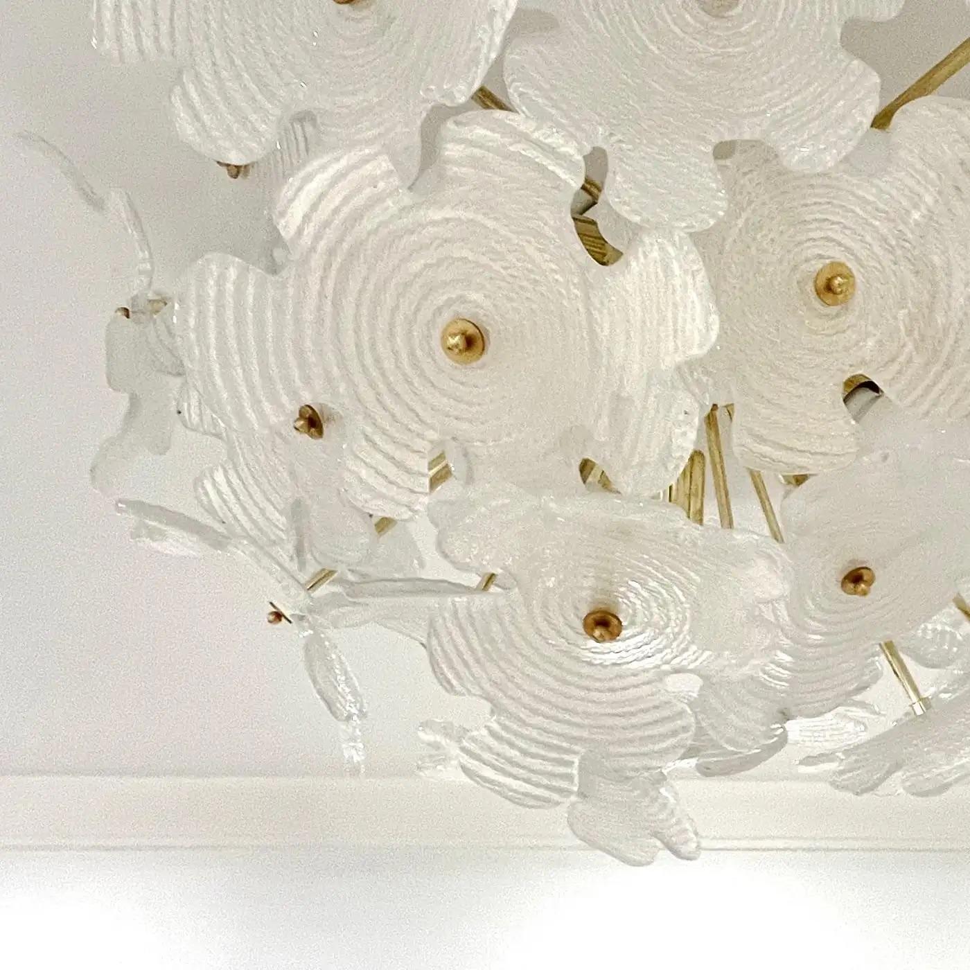 Flushmount Contemporáneo Italiano de Latón y Cristal de Murano Blanco Satinado Flor Sputnik en venta 1