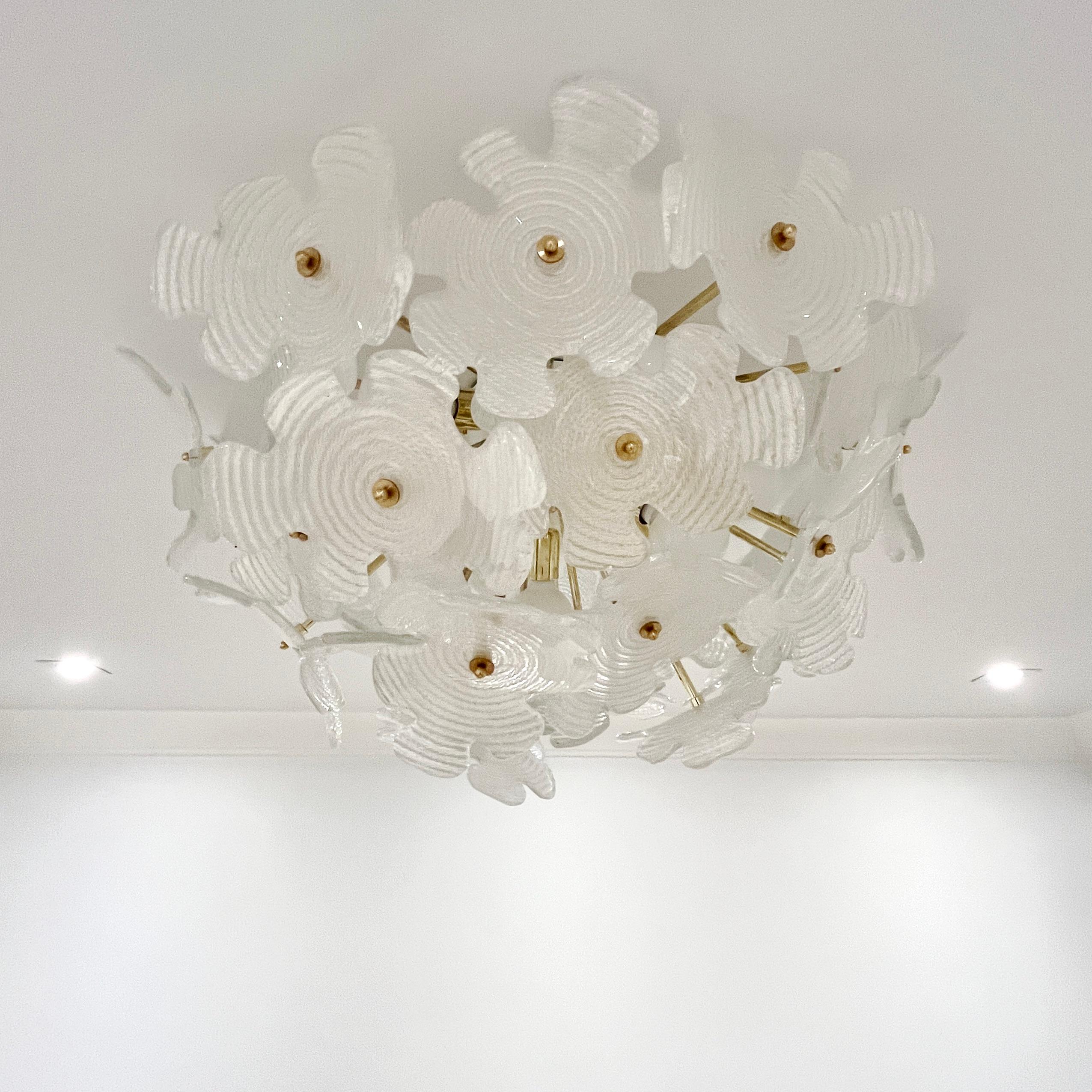 Contemporary Italian Brass & Satin White Murano Glass Flower Sputnik Flushmount (Messing) im Angebot