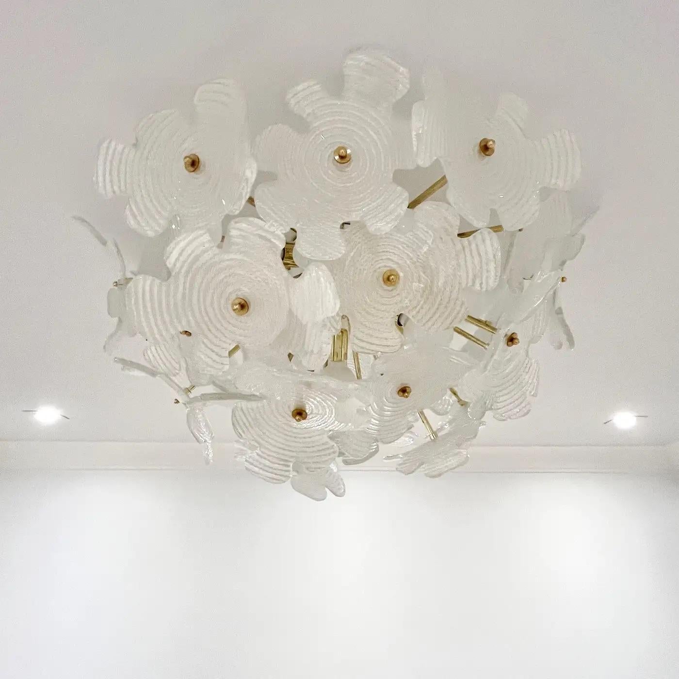 Flushmount Contemporáneo Italiano de Latón y Cristal de Murano Blanco Satinado Flor Sputnik en venta 2