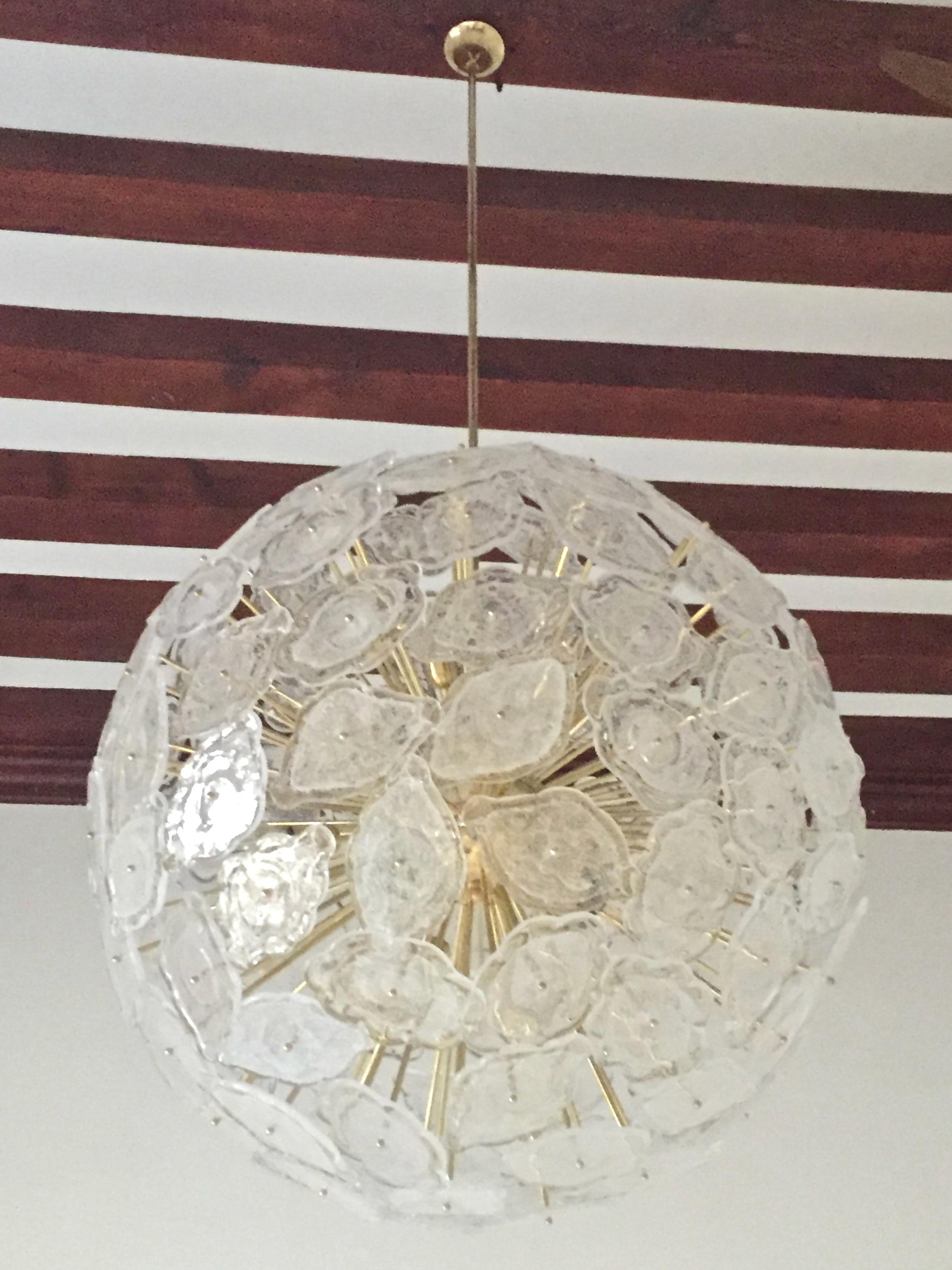 A very elegant Sputnik chandelier, a bespoke creation entirely handmade in Italy with a Mid-Century Modern flair. The round design shows exquisite details of construction and high quality of craftsmanship. Cloud shape flat leaves in blown Murano Art