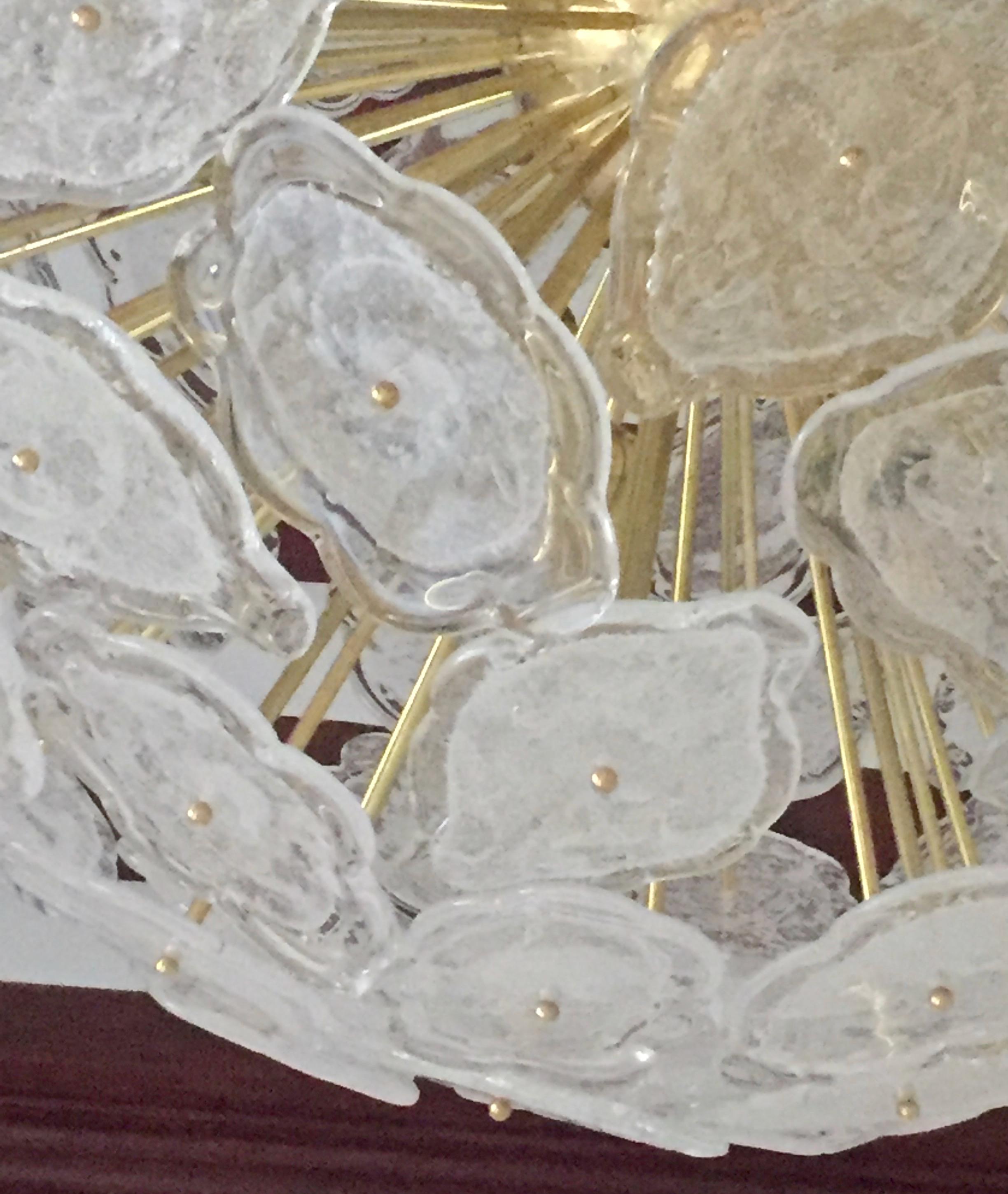 Fait main Lustre italien contemporain Spoutnik en laiton et verre de Murano dépoli blanc et feuilles de verre en vente