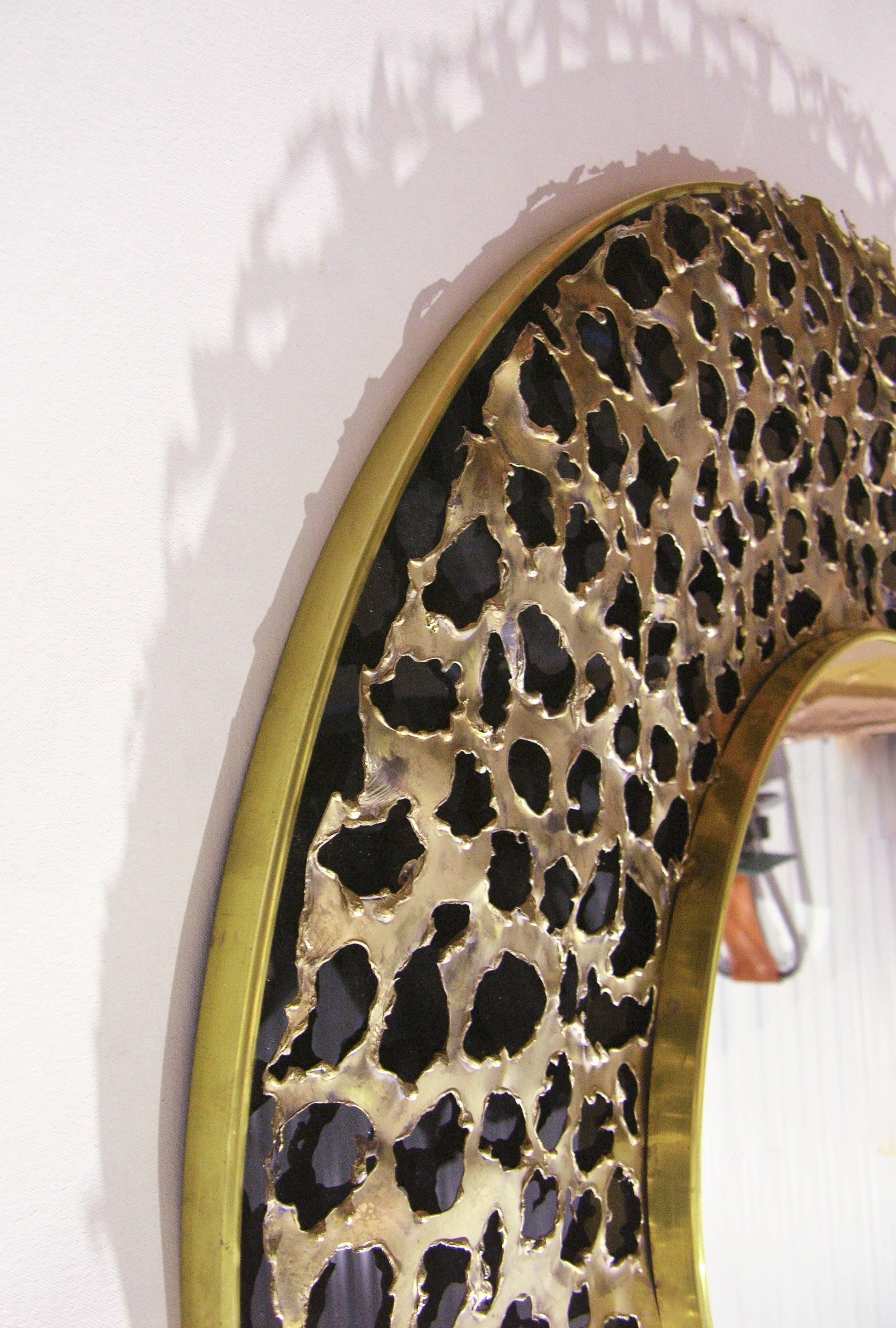 Zeitgenössischer italienischer brutalistischer runder Spiegel mit Leopardenmuster aus Messing und schwarzem Glas (Moderne) im Angebot