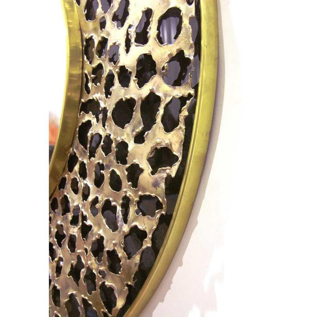 Zeitgenössischer italienischer brutalistischer runder Spiegel mit Leopardenmuster aus Messing und schwarzem Glas (Italienisch) im Angebot