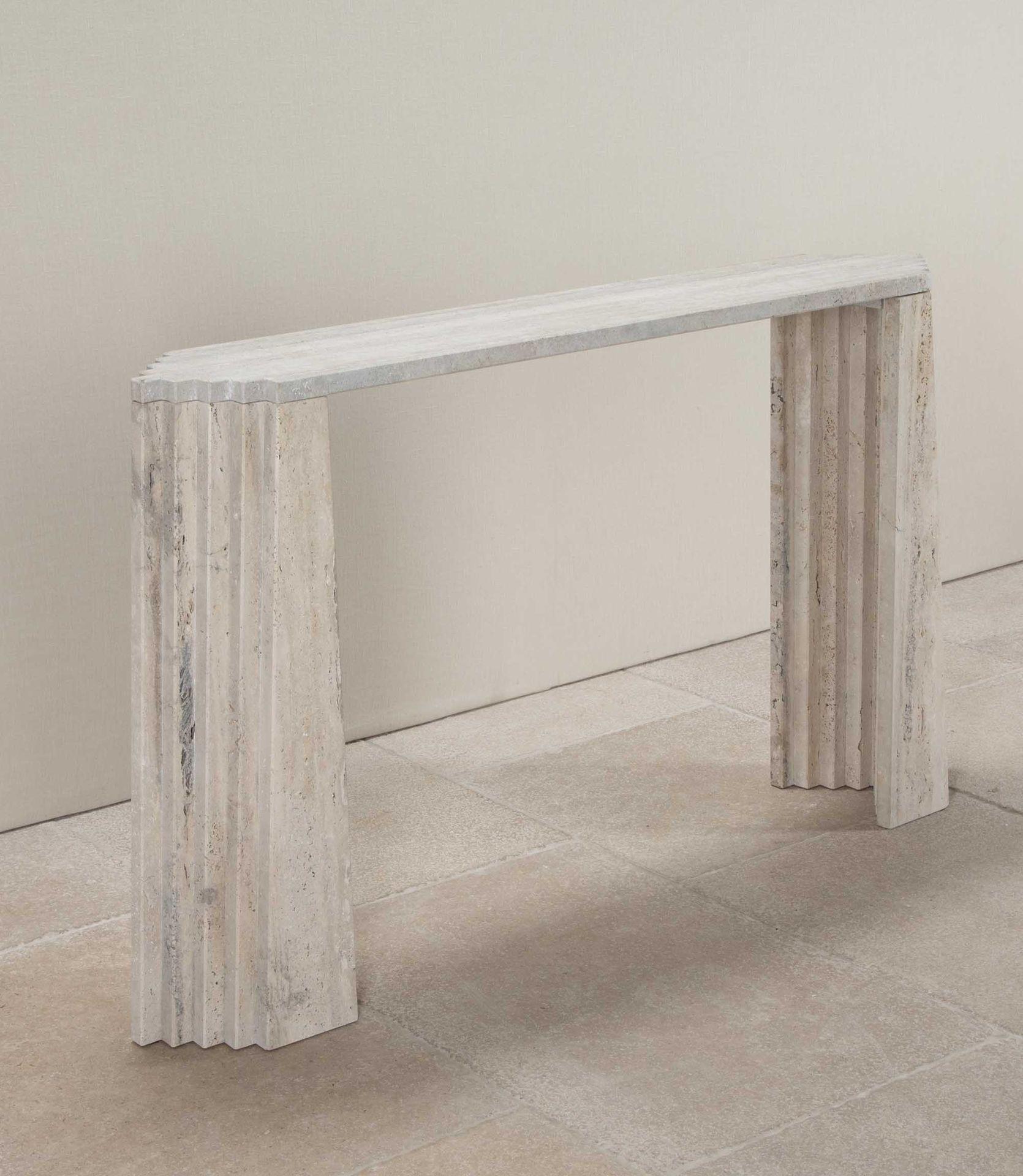 Contemporary Italian Brutalist style travertine console table.
A stylish and unusual shape.
