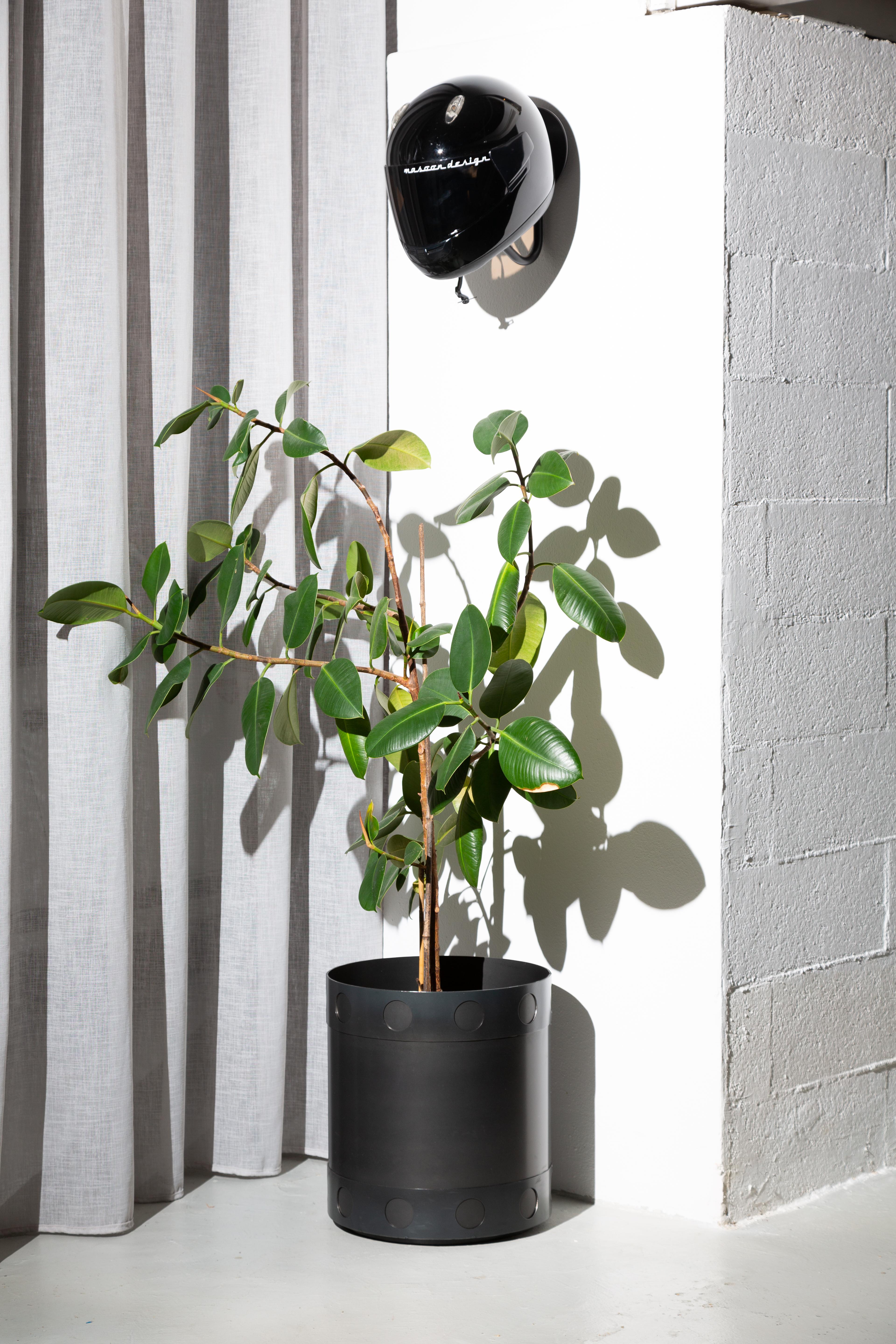 This planter/vase cover is part of Spinzi's Meccano collection, and is suitable for both indoor and outdoor use. Time will enrich the natural patina present on the metal, highlighting the industrial inspiration - better, derivation - of the piece,
