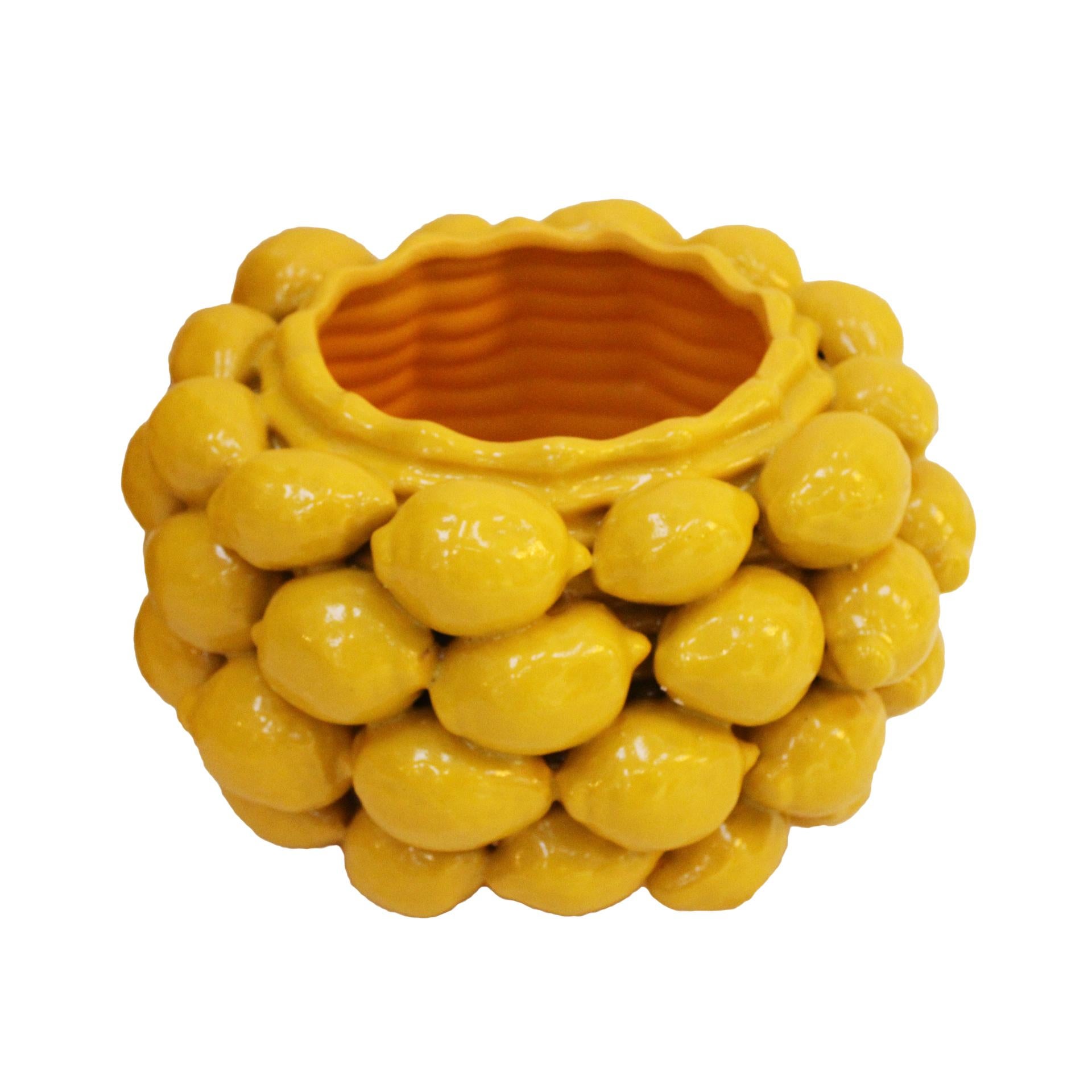 Zeitgenössische gelbe abgerundete italienische Keramikvase mit Obstmotiven (Italienisch) im Angebot