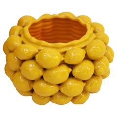 Vase arrondi en céramique italienne contemporaine jaune à motifs de fruits