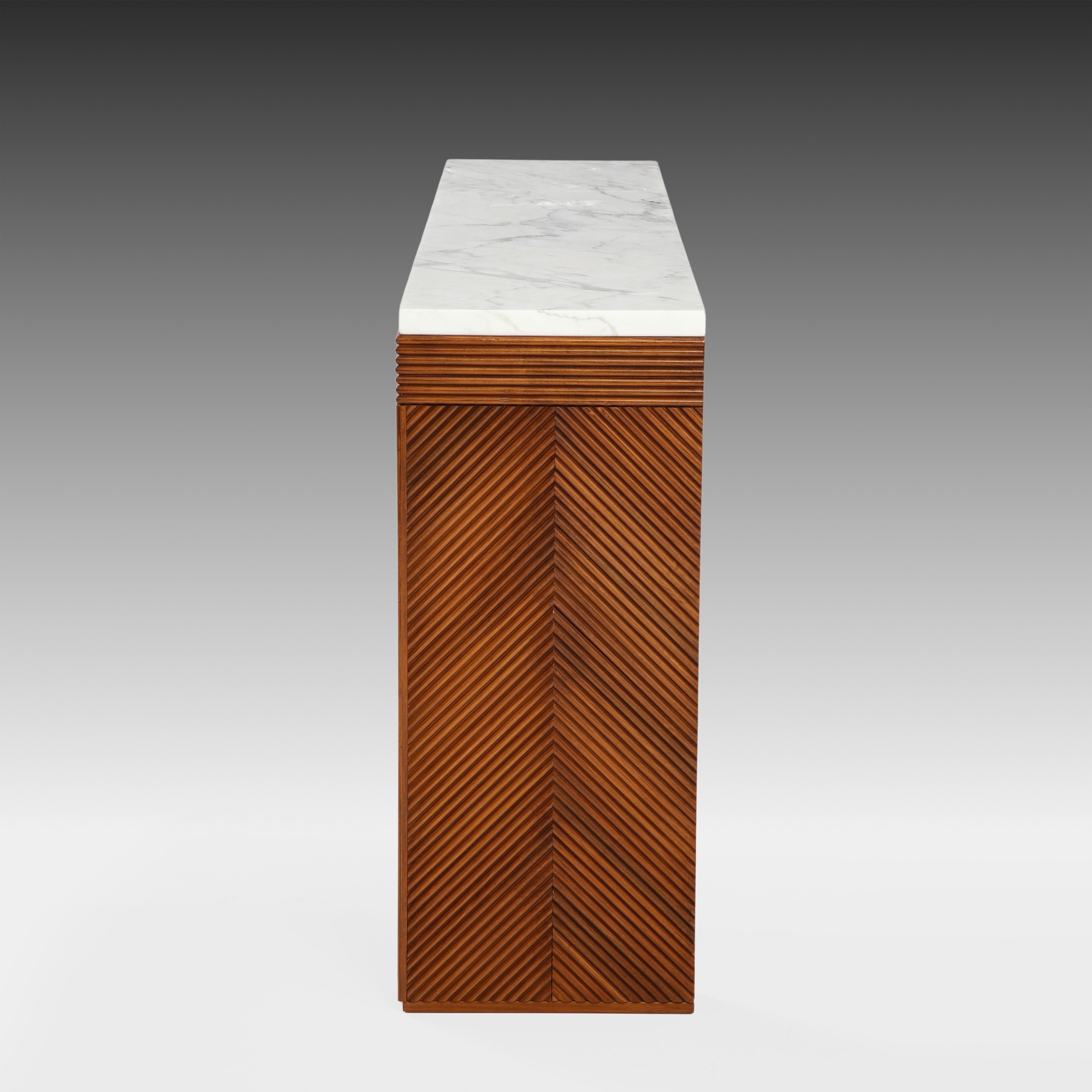 Sculpté Console italienne contemporaine en bois de cerisier et marbre de Carrare en vente