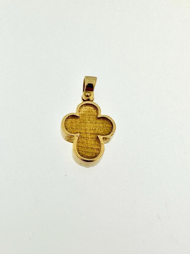 Cette croix contemporaine est entièrement en or jaune 18kt et a été fabriquée à Arezzo, en Italie.  Sur la partie supérieure, l'or est brossé et satiné pour donner une impression matifiée du pendentif. Une finition à la brosse sur le métal est créée