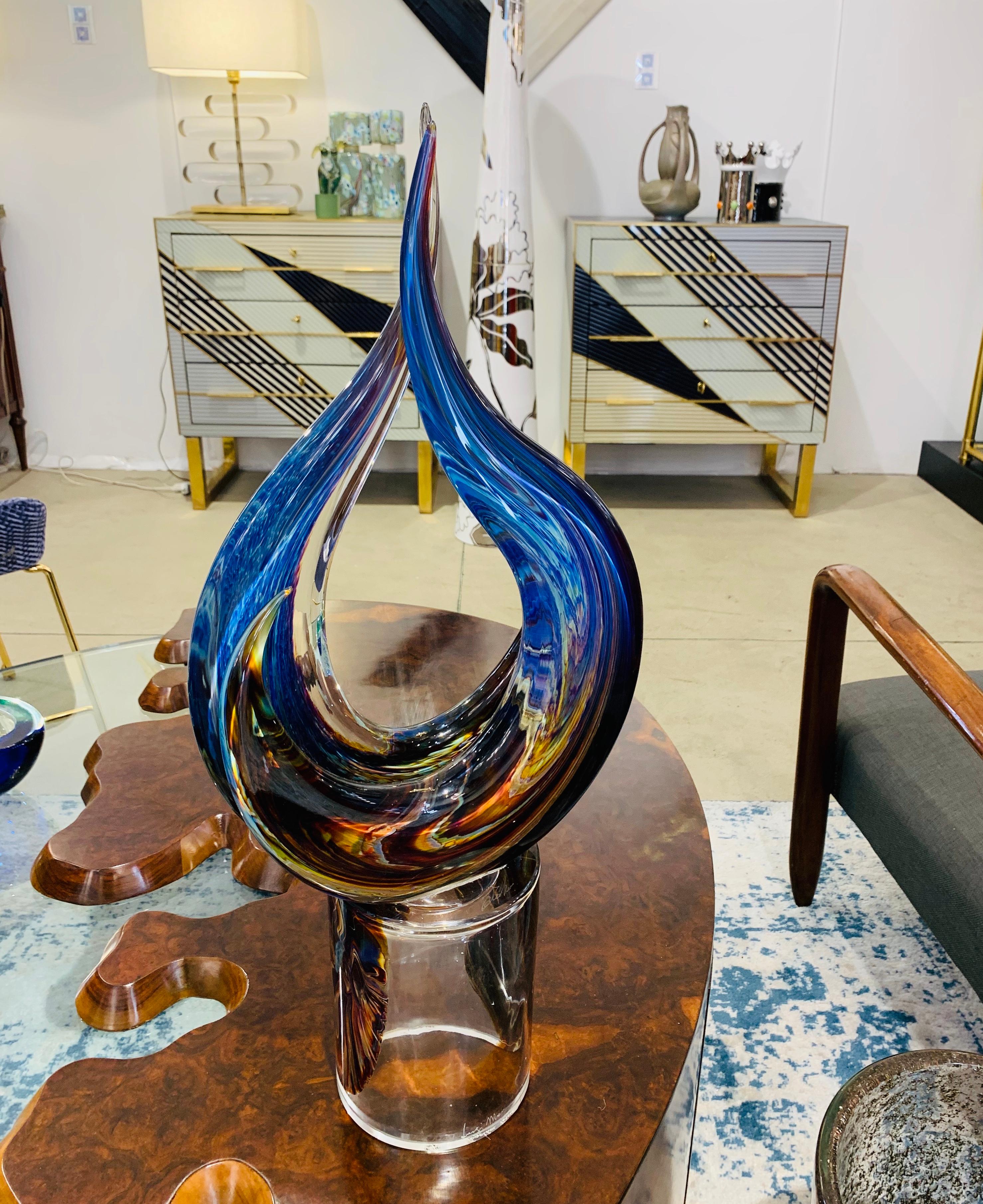 Venetian modern abstract sculpture of organic design, work of art signed by the artist Luigi Moro for Colleoni Murano, a representation of love with two juxtaposed swirls with their tips looking intertwined, in high quality blown Murano glass