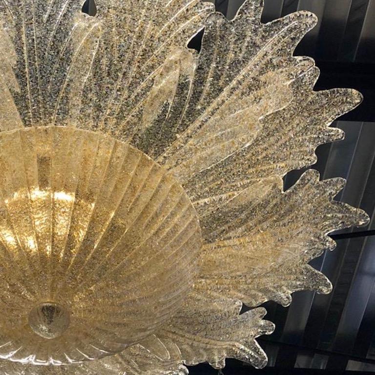 Elegant Venetian flushmounts / chandelier, entirely handcrafted in Murano, with an organic modern flower corolla design, handcrafted realistic leaves jutting out of a ribbed bowl centerpiece, high quality of craftsmanship and construction details,