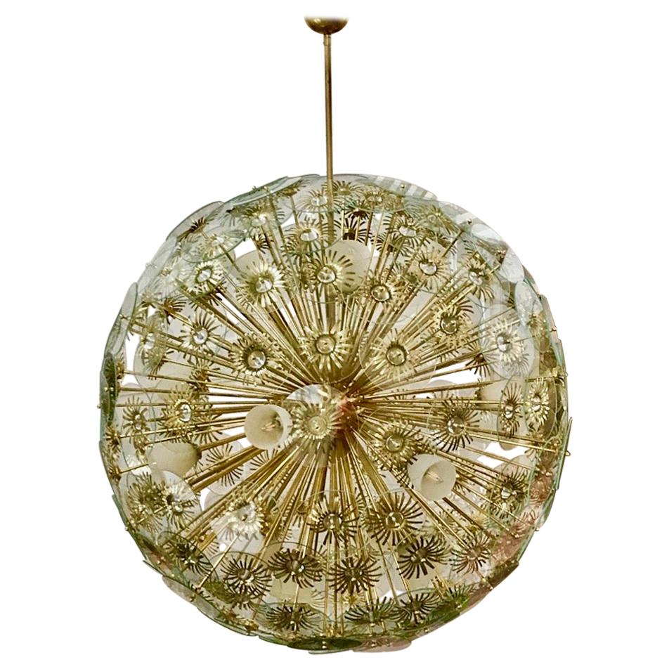 Zeitgenössischer italienischer, maßgefertigter, organischer Sputnik-Kronleuchter aus Messing und Glas mit Blumen im Angebot