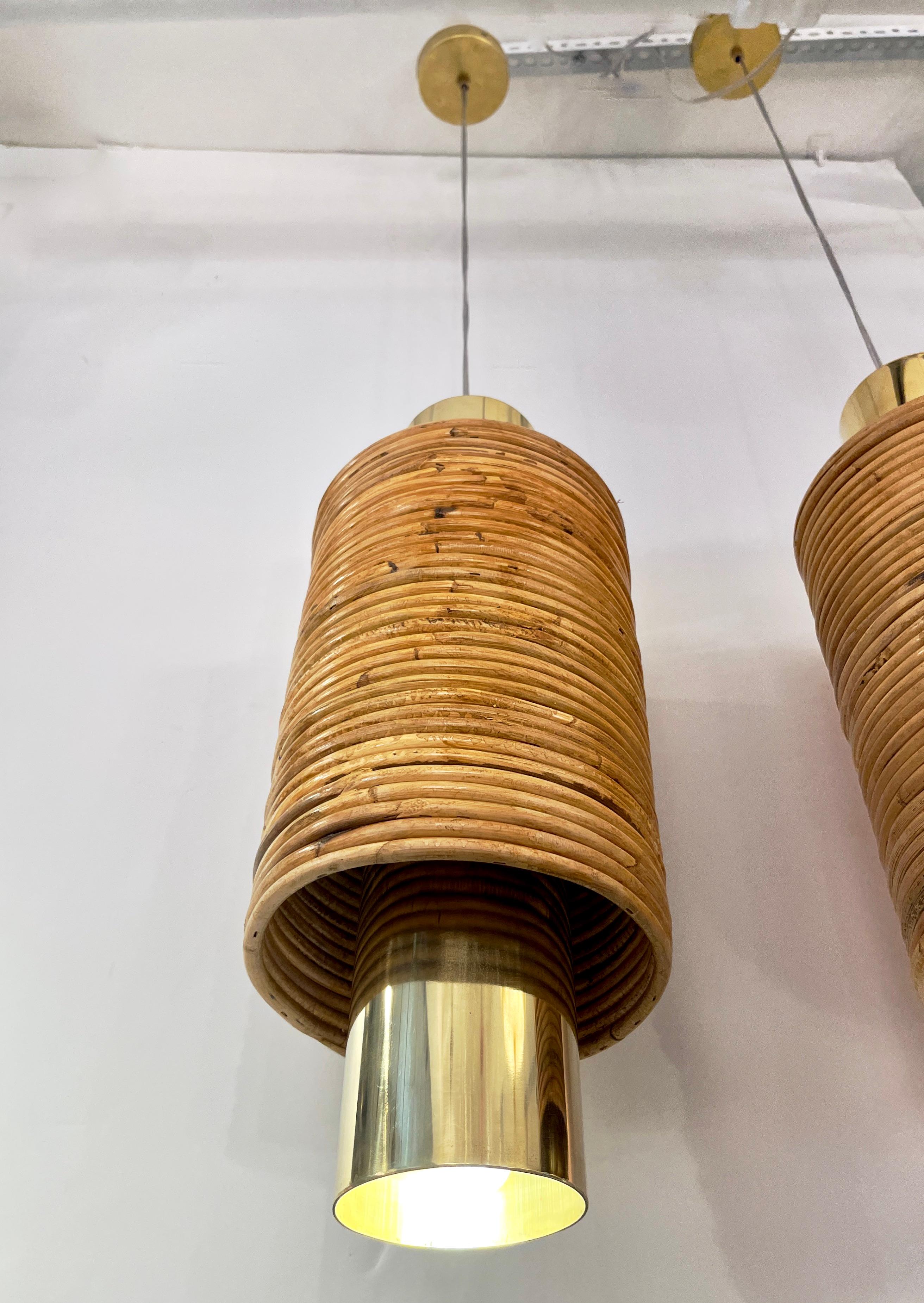 A modern organic light source that brings an earthy vibe to any space with a warm modern minimalist design. This pendant, ideal in a group or as a spot over a bedside table or kitchen island and in a patio area, is entirely hand-crafted in Italy and