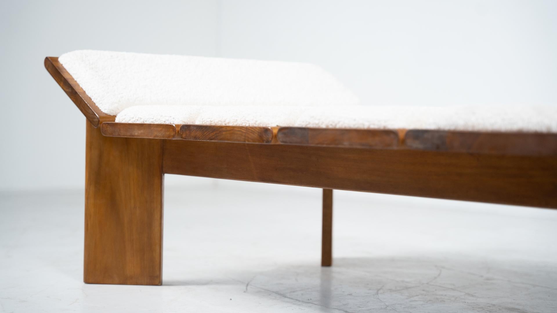 Daybed Italiano Contemporáneo, Tela Boucle Blanca y Madera en Bueno estado para la venta en Brussels, BE