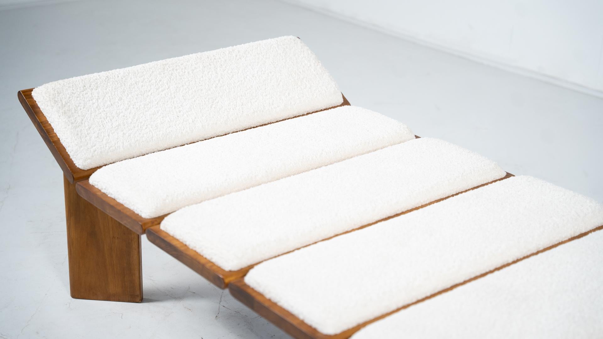 Daybed Italiano Contemporáneo, Tela Boucle Blanca y Madera Siglo XXI y contemporáneo en venta
