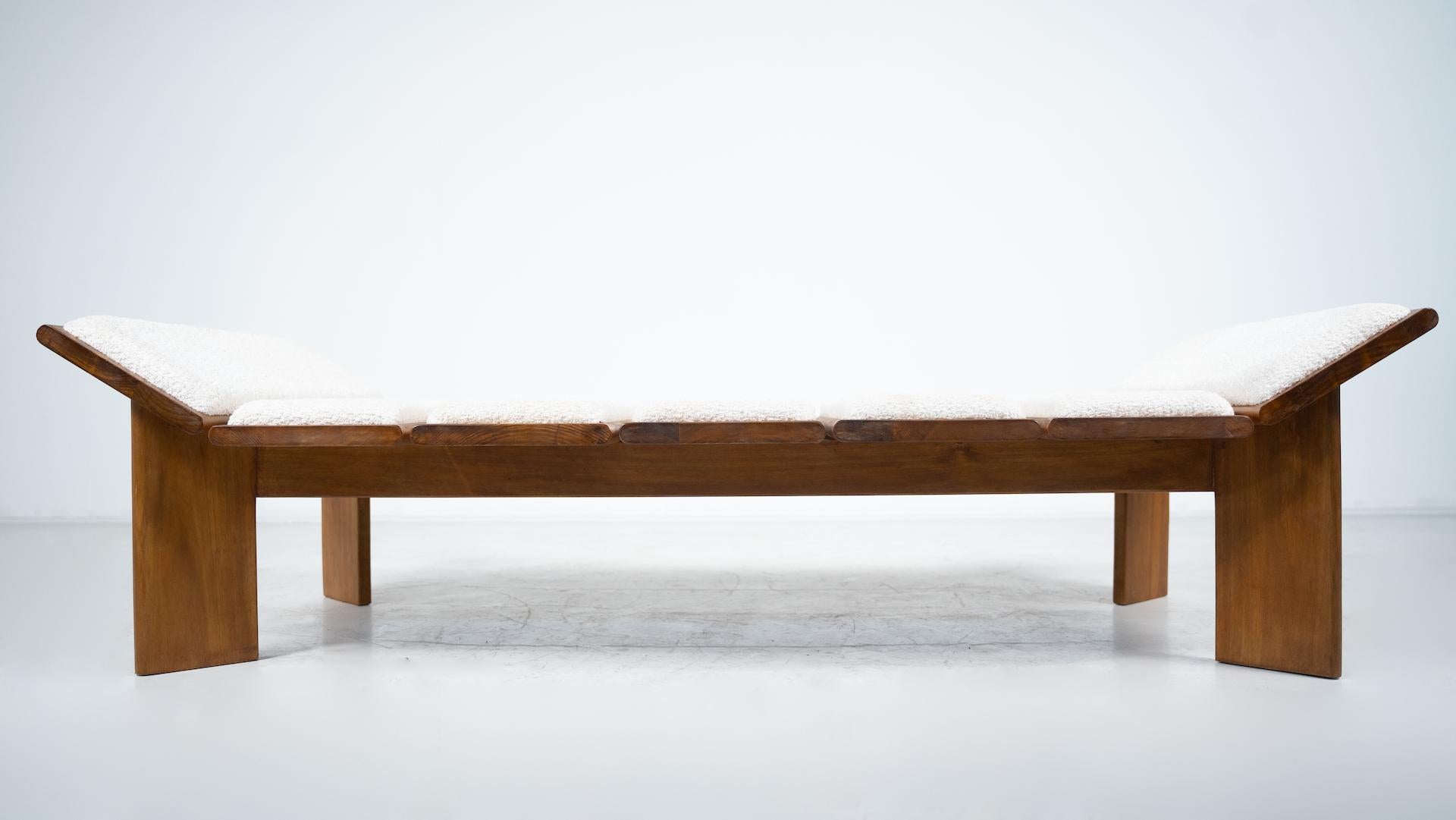 Daybed Italiano Contemporáneo, Tela Boucle Blanca y Madera Bouclé en venta