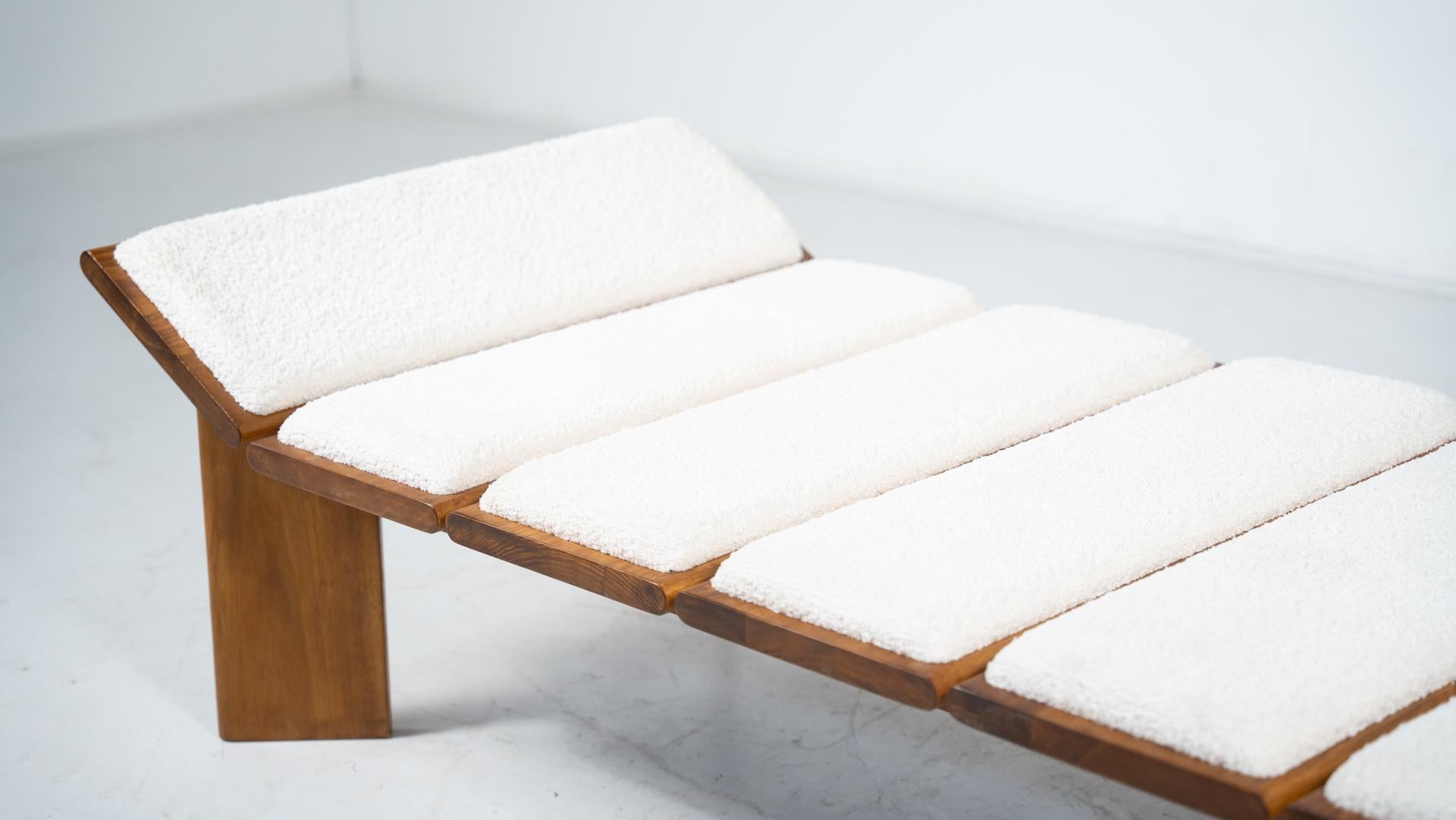 Daybed Italiano Contemporáneo, Tela Boucle Blanca y Madera en venta 1