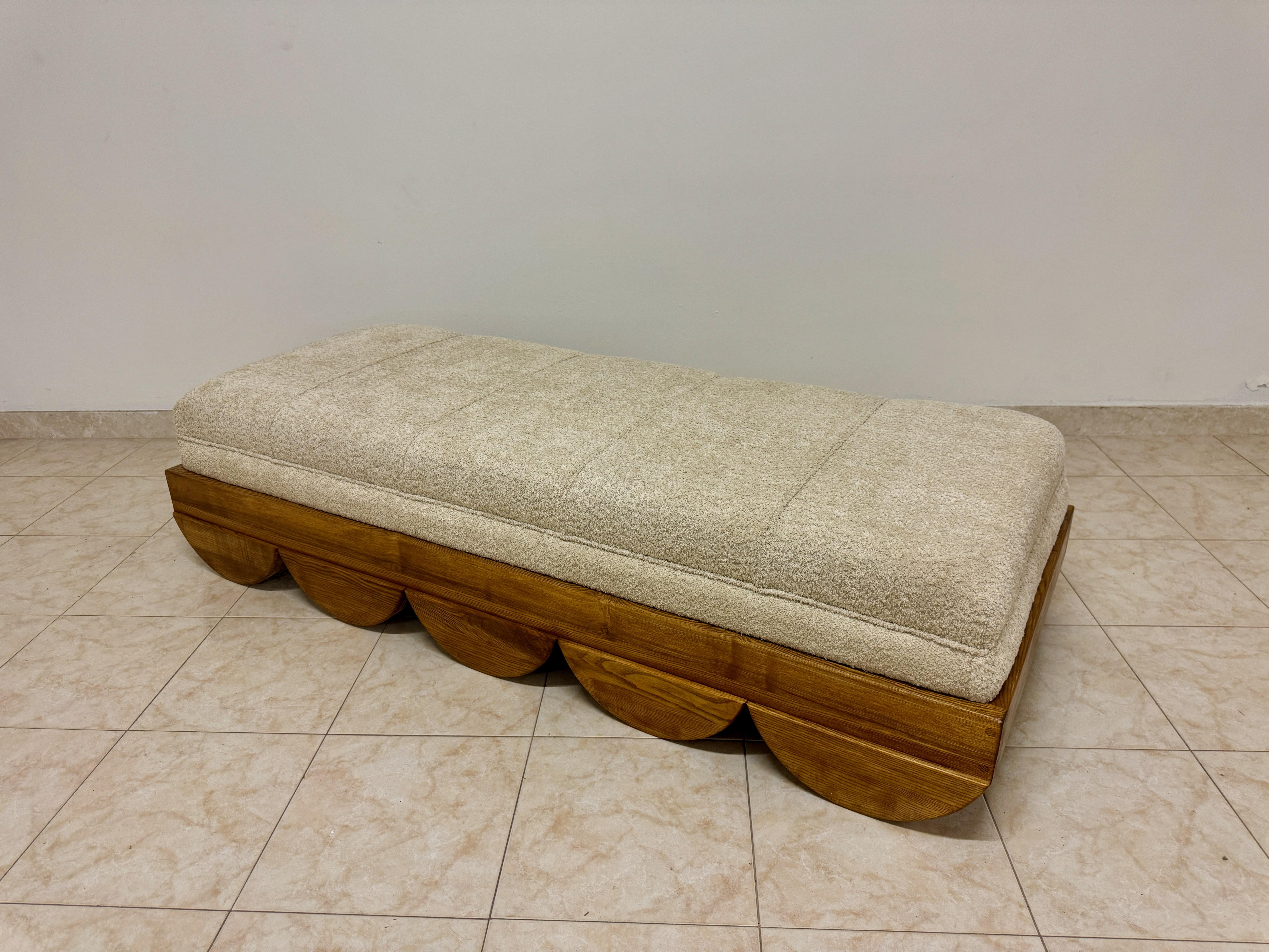 Letto da giorno italiano contemporaneo con piedini a semicerchio in vendita 3