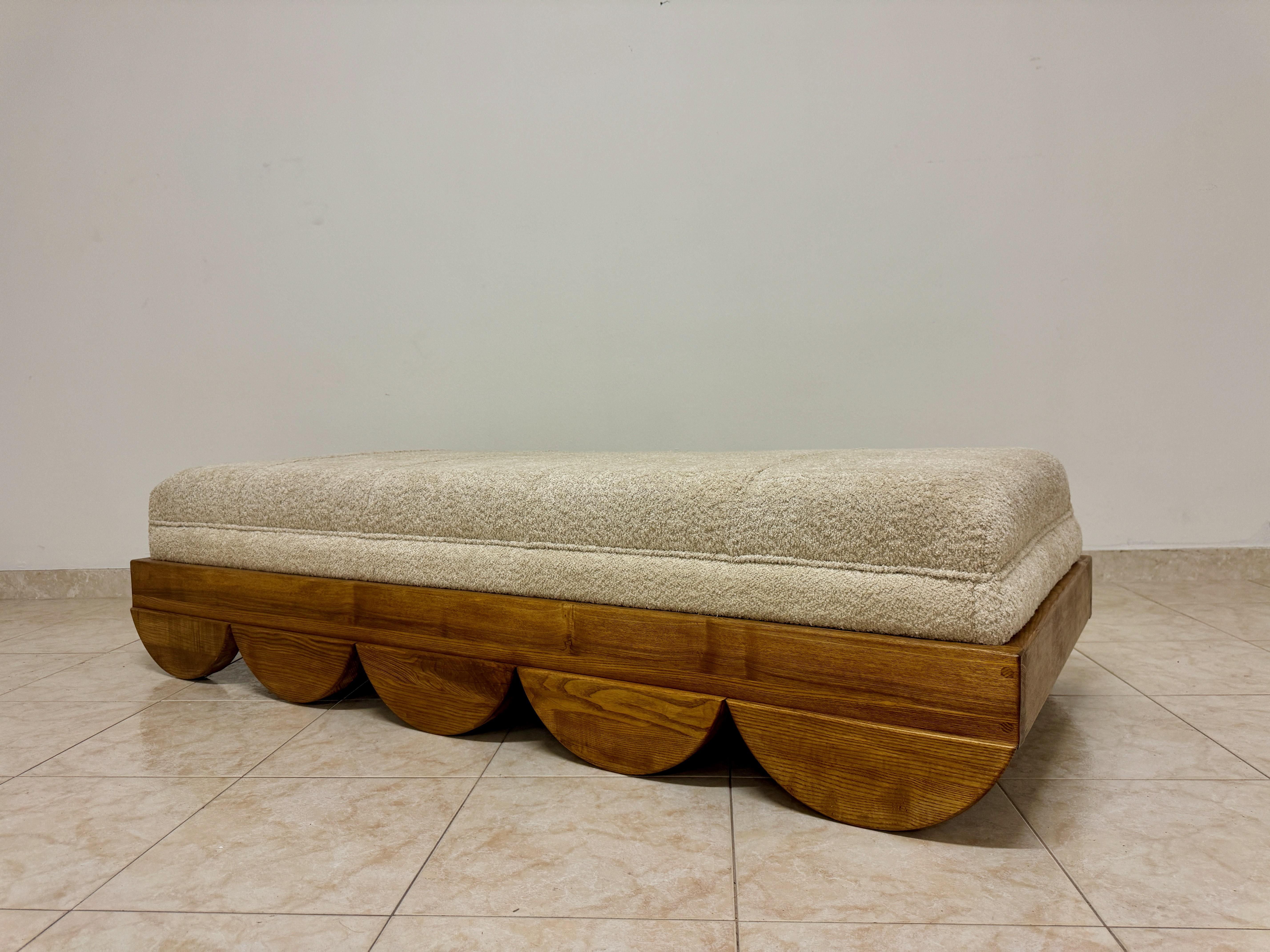 Letto da giorno italiano contemporaneo con piedini a semicerchio in vendita 4