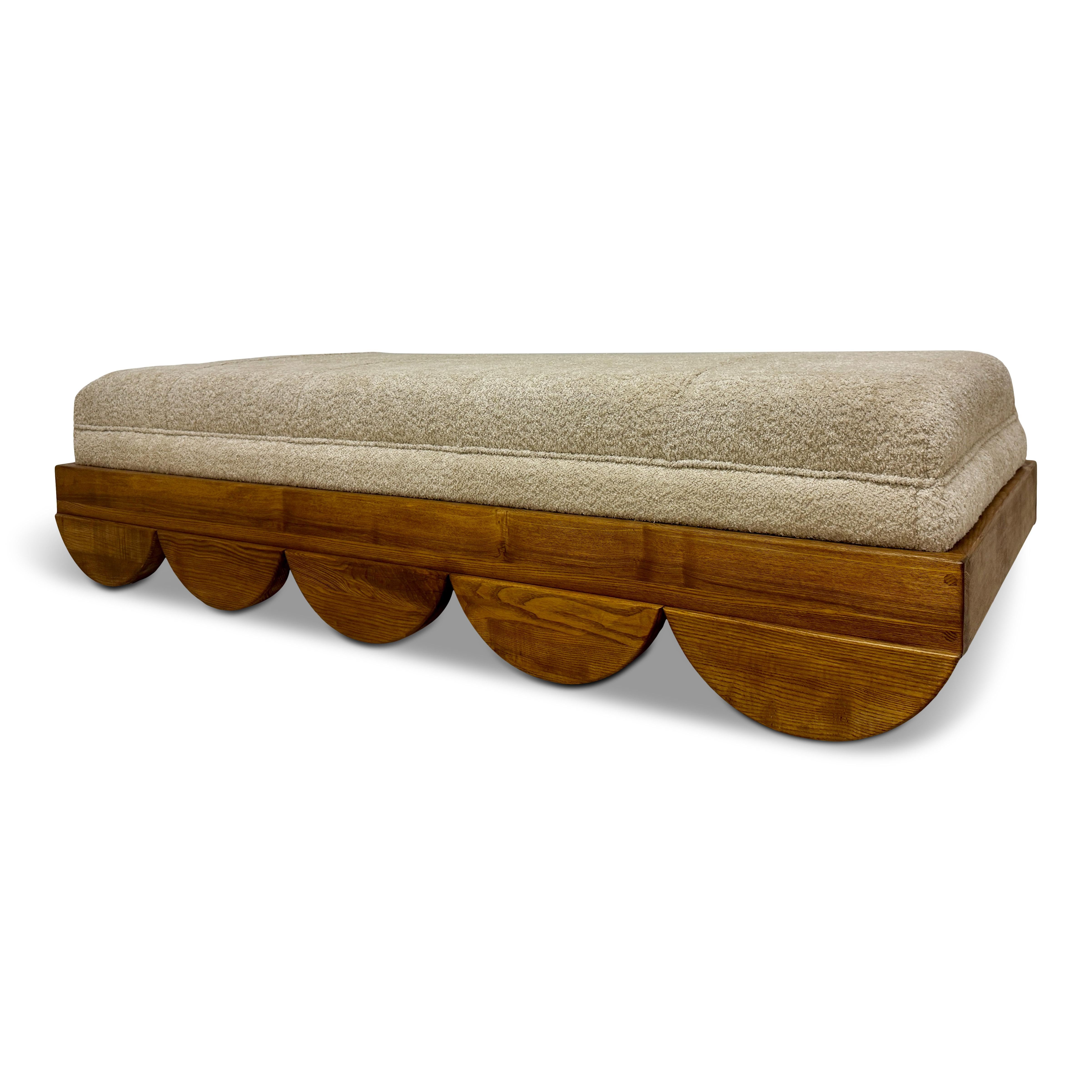 Letto da giorno italiano contemporaneo con piedini a semicerchio in vendita 5