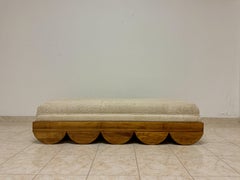 Letto da giorno italiano contemporaneo con piedini a semicerchio