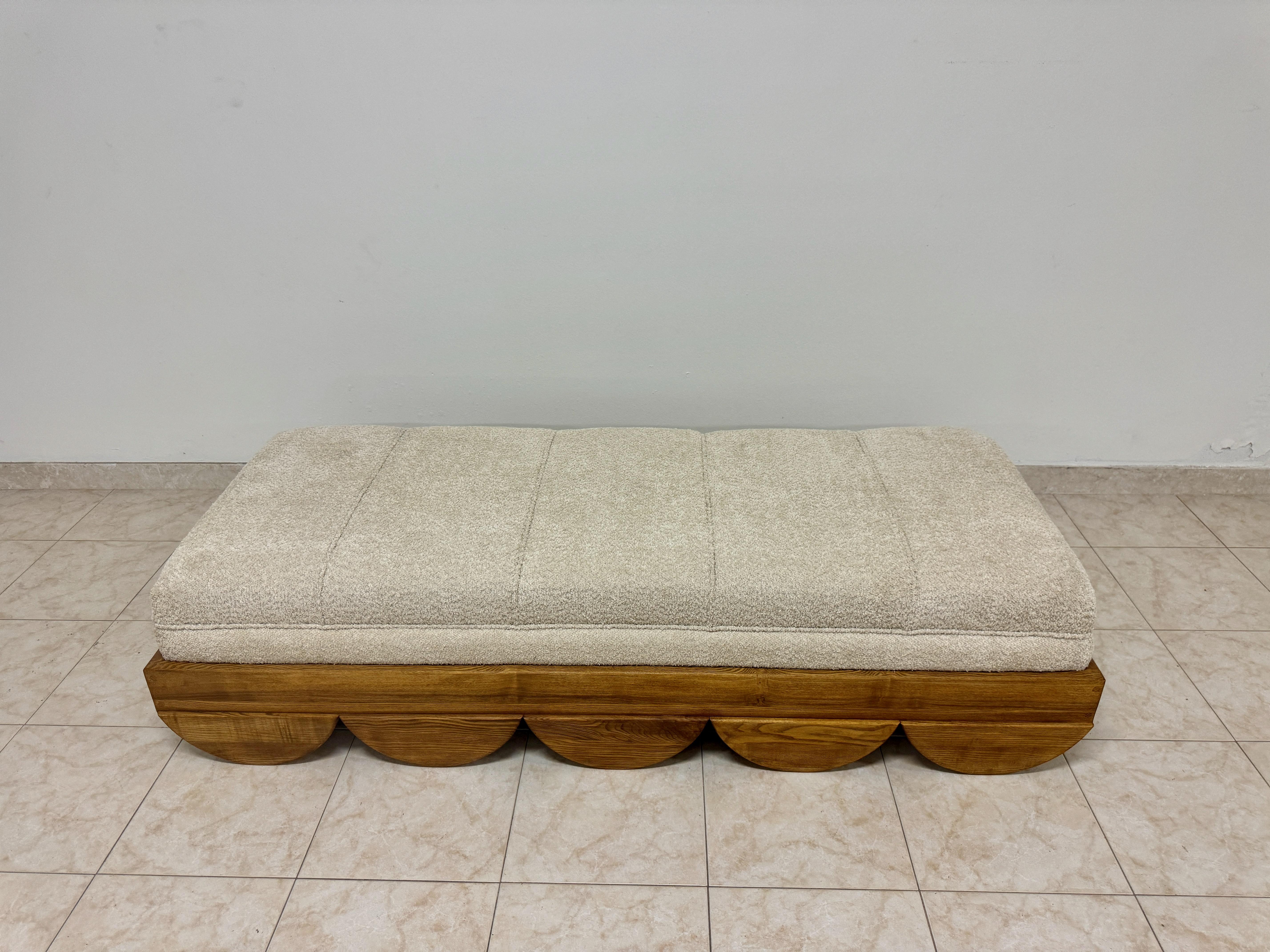 Mid-Century moderno Letto da giorno italiano contemporaneo con piedini a semicerchio in vendita