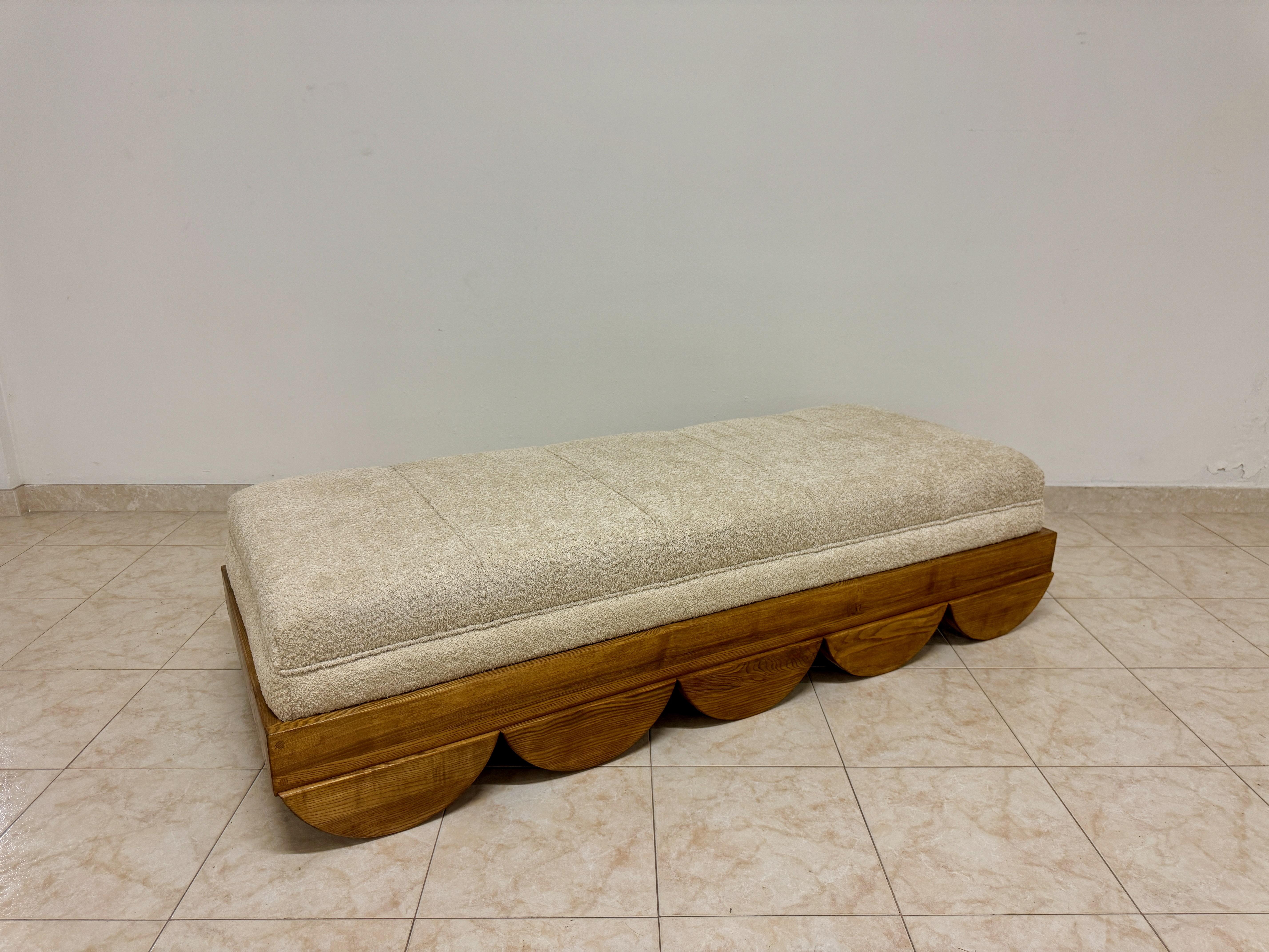 XXI secolo e contemporaneo Letto da giorno italiano contemporaneo con piedini a semicerchio in vendita