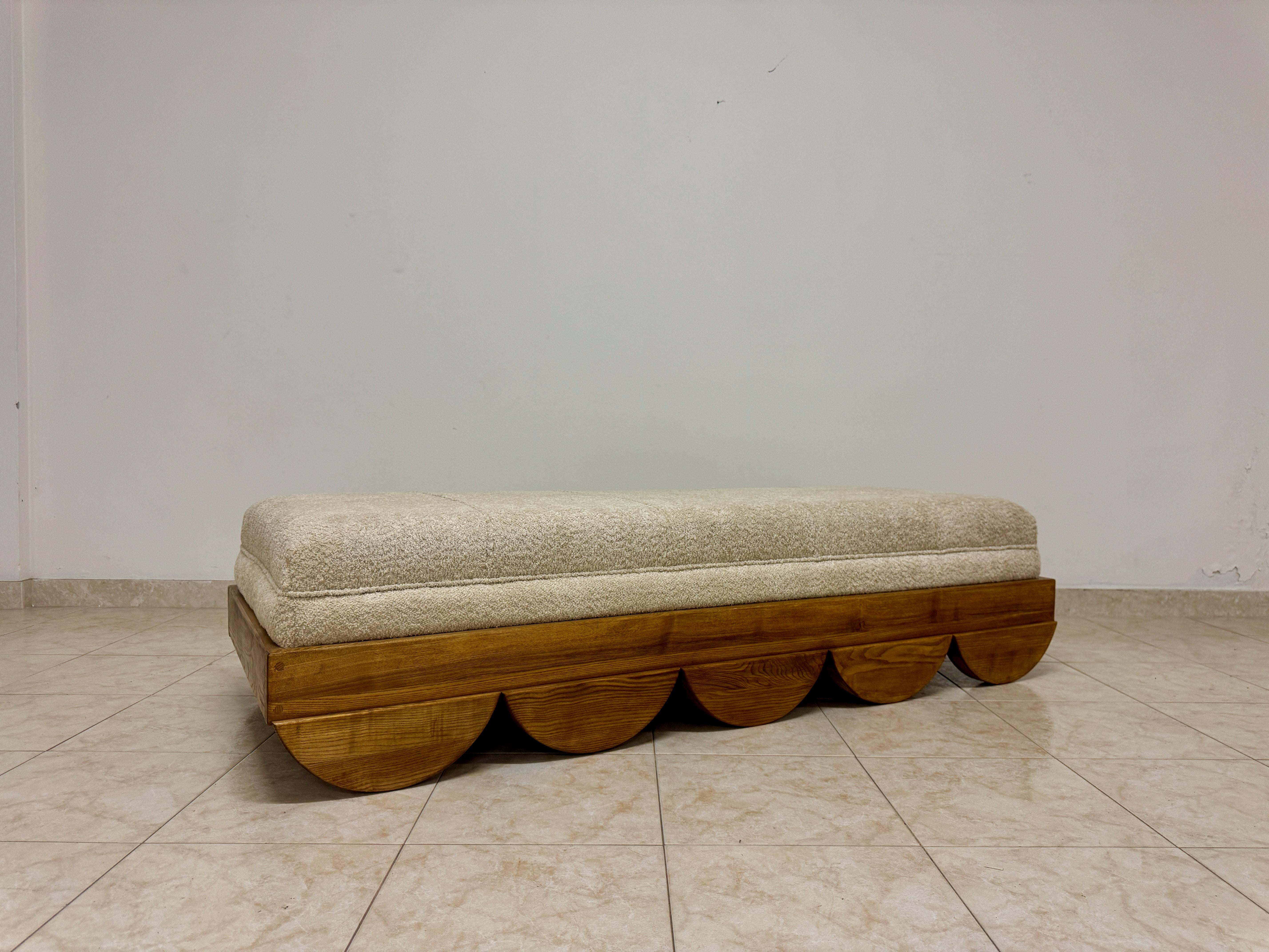 Tessuto Letto da giorno italiano contemporaneo con piedini a semicerchio in vendita