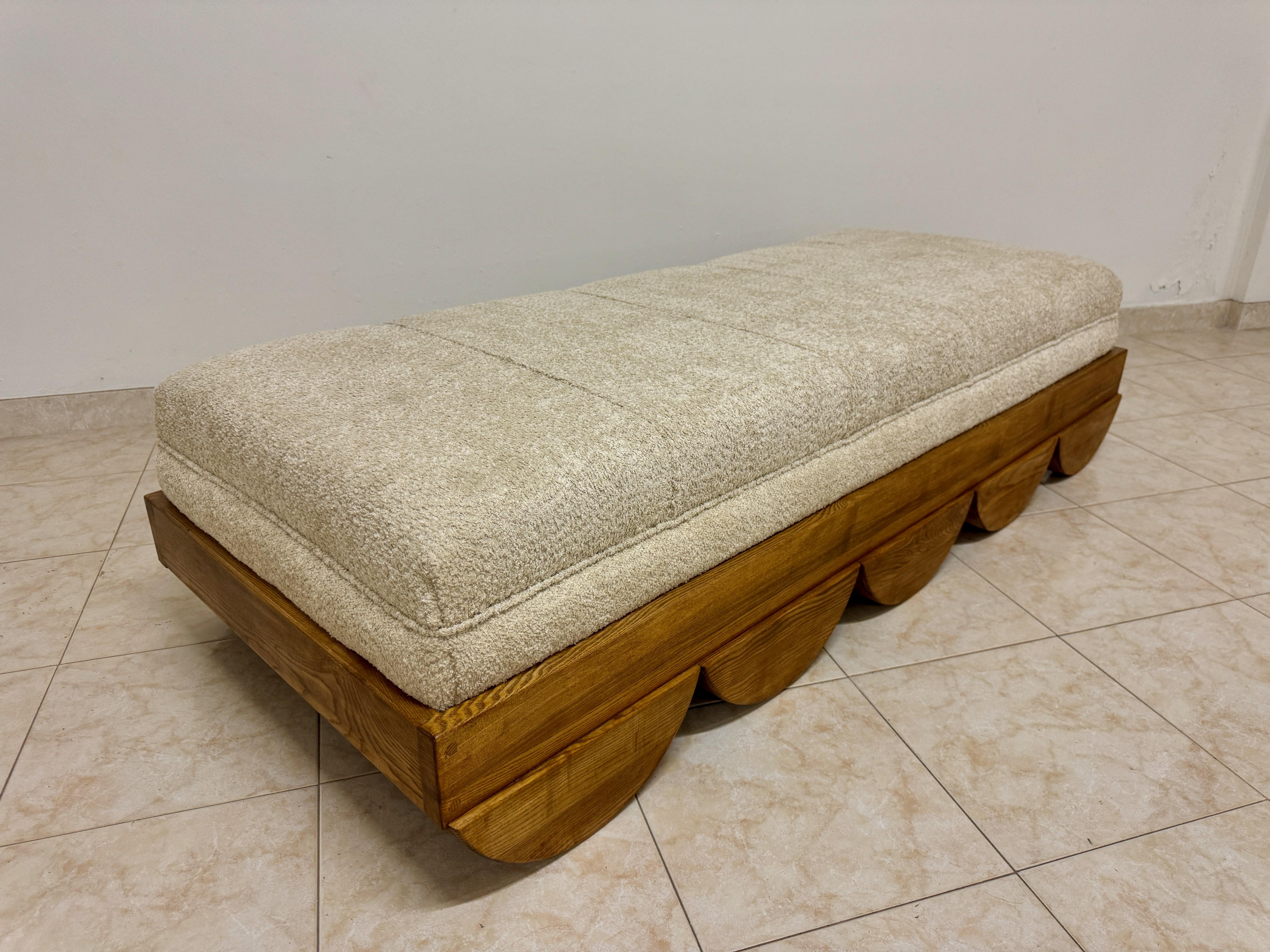 Letto da giorno italiano contemporaneo con piedini a semicerchio in vendita 1