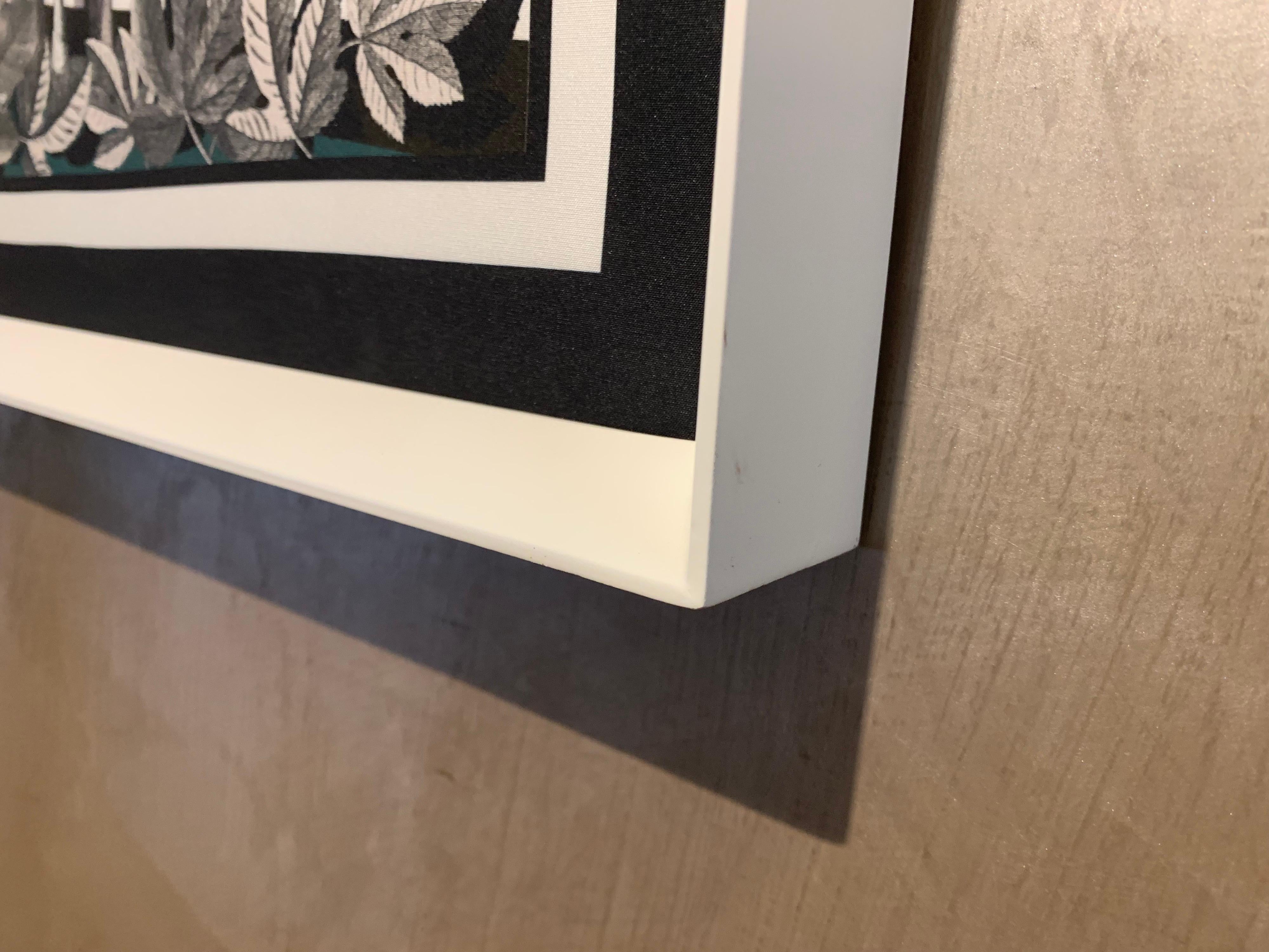 Foulard Impreso de Diseño Italiano Contemporáneo con Marco de Madera Blanco Mate Siglo XXI y contemporáneo en venta
