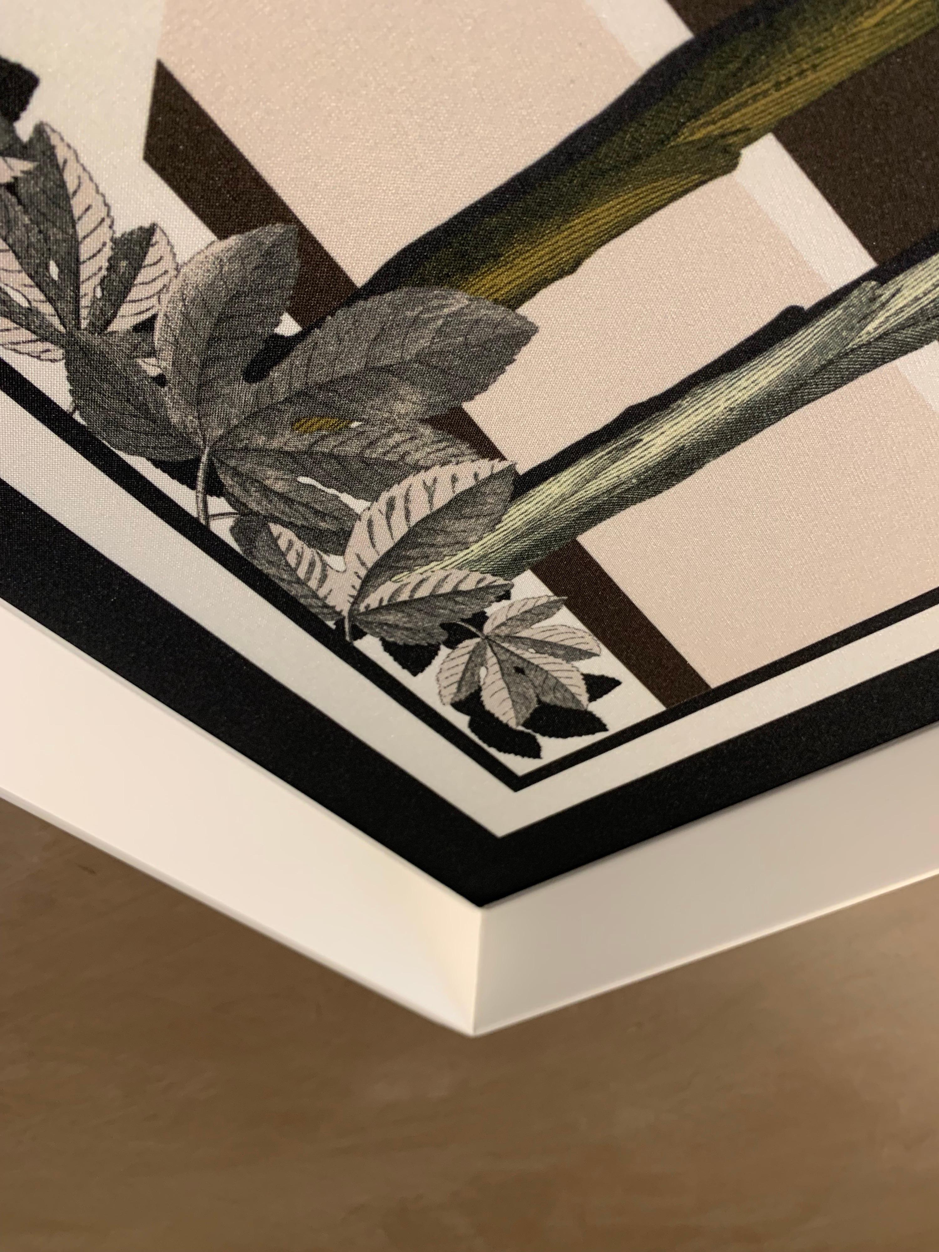 Foulard imprimé de designer italien contemporain avec cadre en bois blanc mat en vente 2