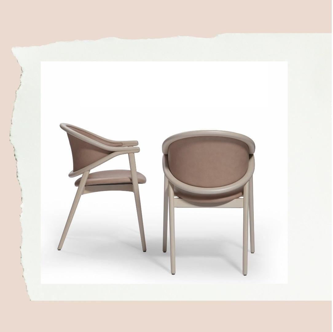 Moderne Chaise de salle à manger italienne contemporaine tapissée en cuir en vente